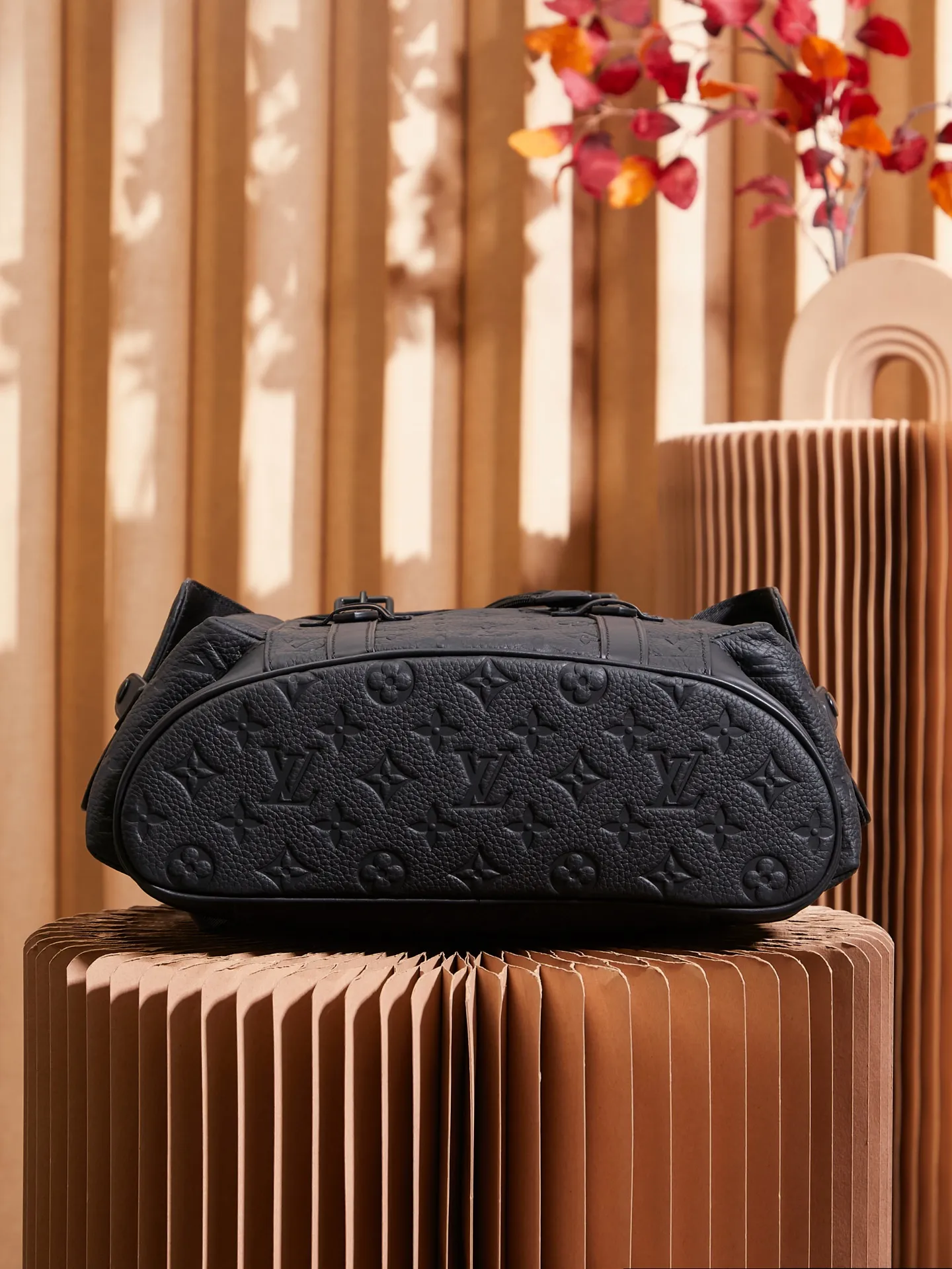 P¥1320👉nfc dynamic chip version👈【Top inspection-free all-steel hardware】M20899 This Christopher small backpack condenses the classic design size and continues iconic elements such as side pockets and snap-button double shoulder straps. Sober Taurillon leather is embossed with the traditional Monogram pattern and features an internal tablet pocket, providing a modern way to carry your daily essentials. 32 x 39 x 12 cm (length x height x width)