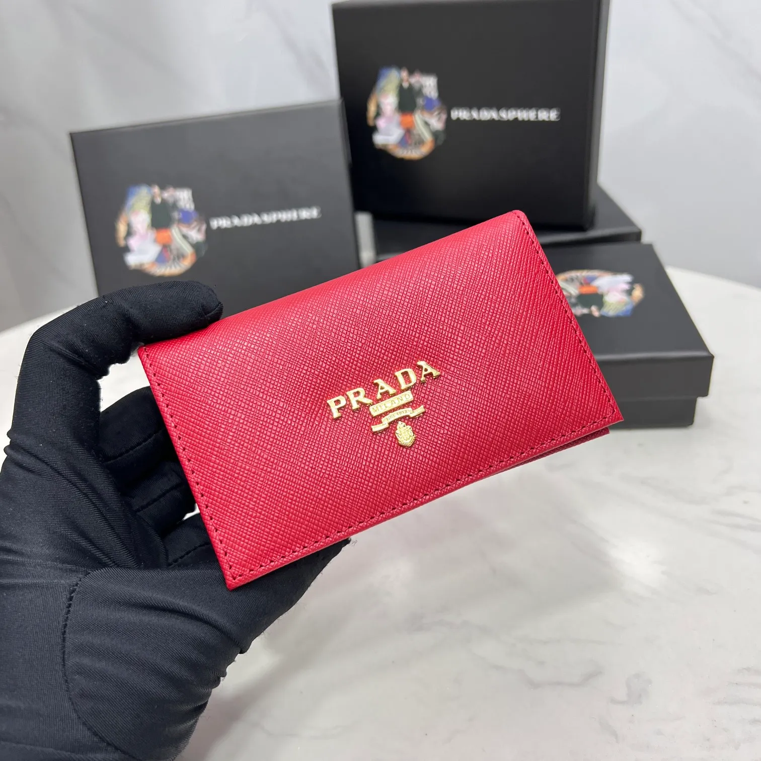 Batch 150 PRADA👏👏Hot-selling men’s card holder💼The latest style at the counter, synchronized with the official website, genuine product development, Italian top-quality original single cross-grain cowhide with excellent texture, threaded lining and imported hardware accessories! Exquisite routing is even and neat, oil edges are smooth, number: ML205, size: length 11cm, height 6.5cm, color: red, black, plum red, blue, pink
