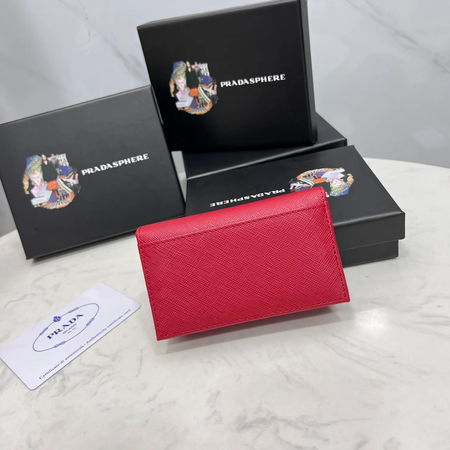 Batch 150 PRADA👏👏Hot-selling men’s card holder💼The latest style at the counter, synchronized with the official website, genuine product development, Italian top-quality original single cross-grain cowhide with excellent texture, threaded lining and imported hardware accessories! Exquisite routing is even and neat, oil edges are smooth, number: ML205, size: length 11cm, height 6.5cm, color: red, black, plum red, blue, pink