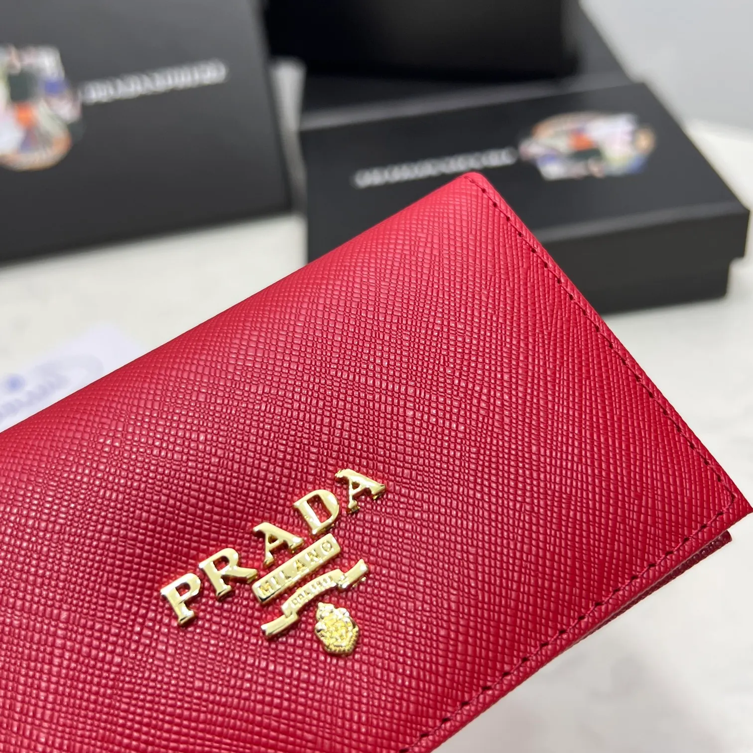 Batch 150 PRADA👏👏Hot-selling men’s card holder💼The latest style at the counter, synchronized with the official website, genuine product development, Italian top-quality original single cross-grain cowhide with excellent texture, threaded lining and imported hardware accessories! Exquisite routing is even and neat, oil edges are smooth, number: ML205, size: length 11cm, height 6.5cm, color: red, black, plum red, blue, pink