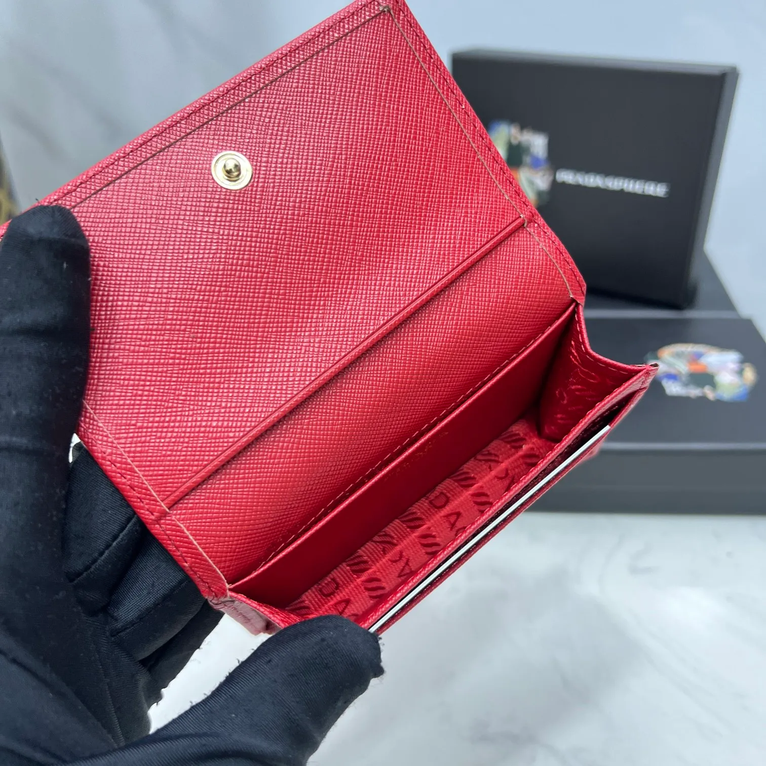 Batch 150 PRADA👏👏Hot-selling men’s card holder💼The latest style at the counter, synchronized with the official website, genuine product development, Italian top-quality original single cross-grain cowhide with excellent texture, threaded lining and imported hardware accessories! Exquisite routing is even and neat, oil edges are smooth, number: ML205, size: length 11cm, height 6.5cm, color: red, black, plum red, blue, pink