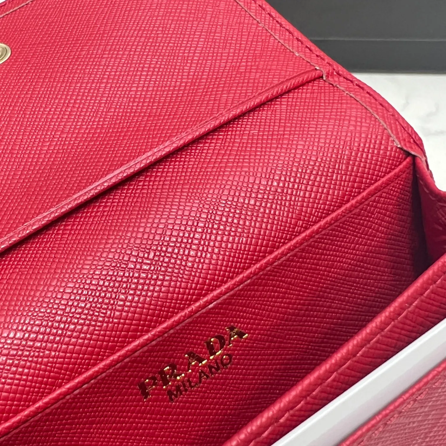 Batch 150 PRADA👏👏Hot-selling men’s card holder💼The latest style at the counter, synchronized with the official website, genuine product development, Italian top-quality original single cross-grain cowhide with excellent texture, threaded lining and imported hardware accessories! Exquisite routing is even and neat, oil edges are smooth, number: ML205, size: length 11cm, height 6.5cm, color: red, black, plum red, blue, pink