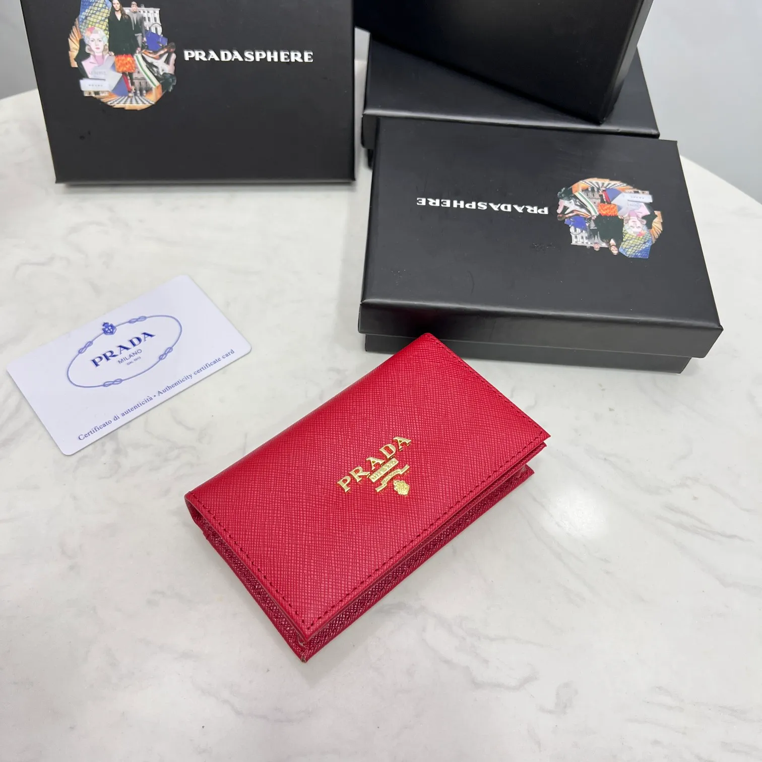 Batch 150 PRADA👏👏Hot-selling men’s card holder💼The latest style at the counter, synchronized with the official website, genuine product development, Italian top-quality original single cross-grain cowhide with excellent texture, threaded lining and imported hardware accessories! Exquisite routing is even and neat, oil edges are smooth, number: ML205, size: length 11cm, height 6.5cm, color: red, black, plum red, blue, pink