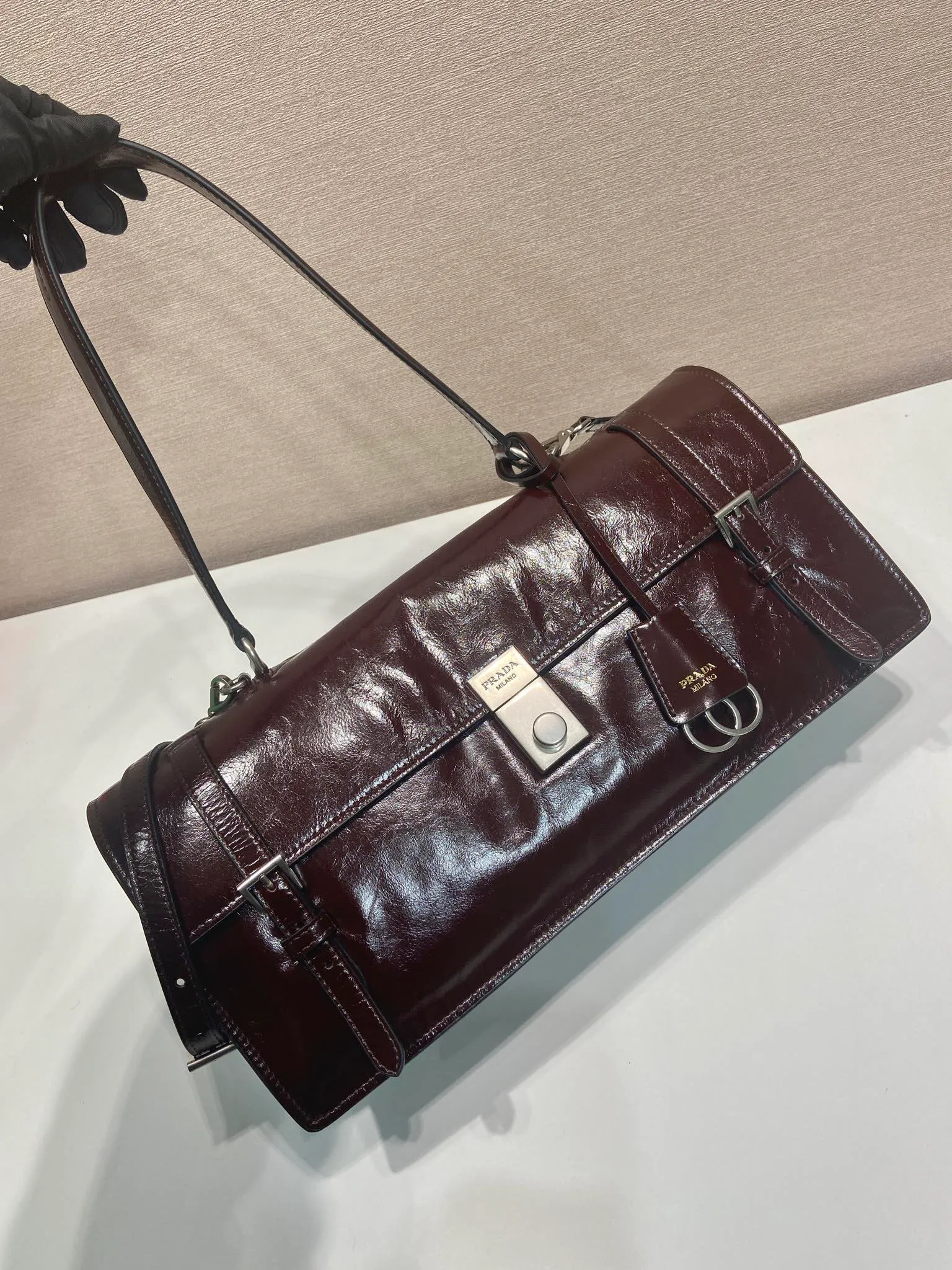 💰1900🎉New Pen Holder Bag🎉1BN024 Large🎉🎉 This leather handbag is inspired by the crisp and formal briefcase. It has a delicate and shiny texture and reinterprets the classic office style silhouette with a new attitude. Designed with exquisite soft details, it adds gentleness and versatile charm to the bag's classic shape. The classic vertical lock buckle embellishes the details, and it is equipped with a long handle, which can be carried over the shoulder, making it more practical. Another popular style that will never go out of style, hurry up and get it🎉🎉 Length 38x Height 17.5x Bottom 11cm🎉🎉🎉💰💰💰