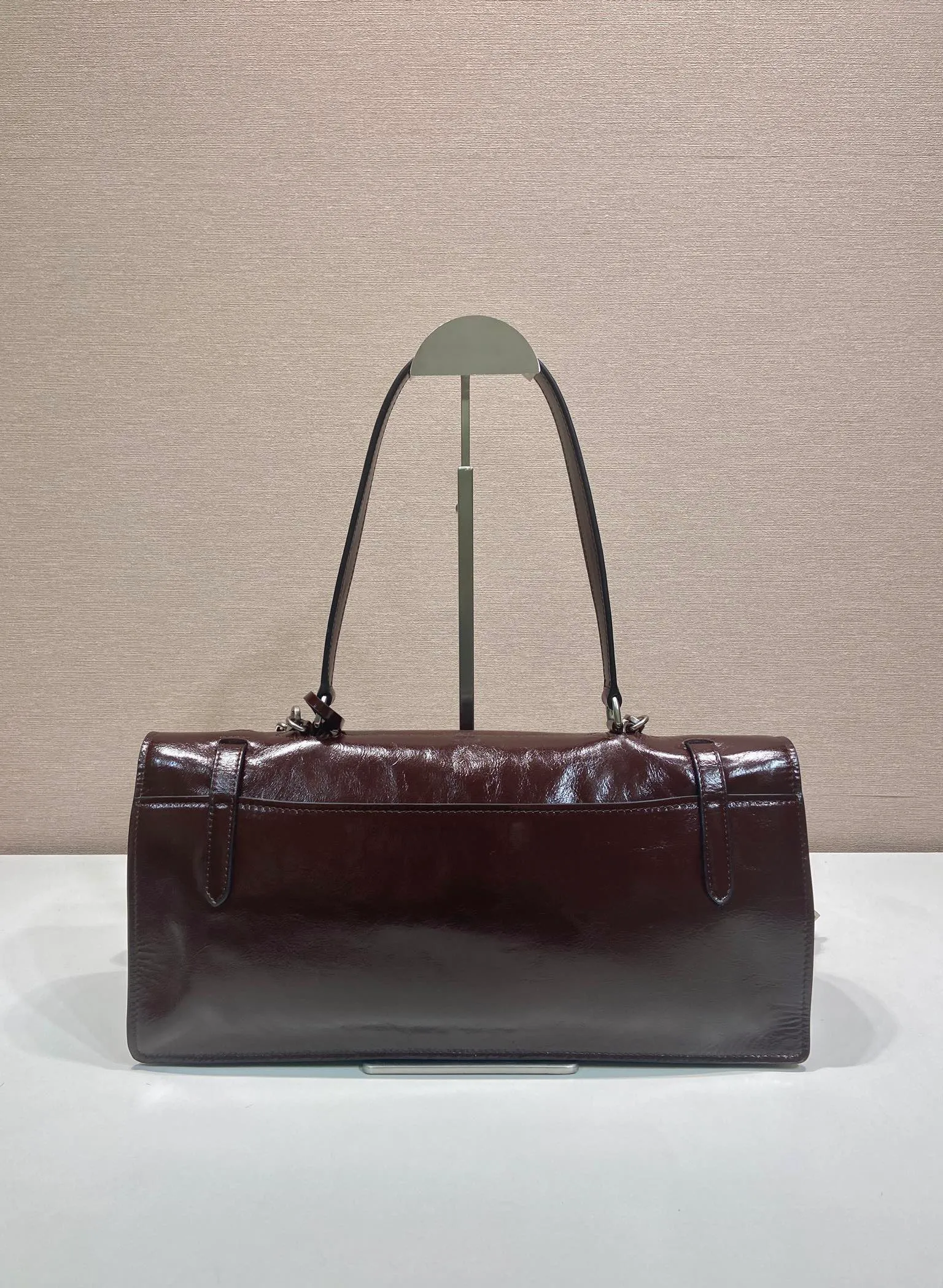 💰1900🎉New Pen Holder Bag🎉1BN024 Large🎉🎉 This leather handbag is inspired by the crisp and formal briefcase. It has a delicate and shiny texture and reinterprets the classic office style silhouette with a new attitude. Designed with exquisite soft details, it adds gentleness and versatile charm to the bag's classic shape. The classic vertical lock buckle embellishes the details, and it is equipped with a long handle, which can be carried over the shoulder, making it more practical. Another popular style that will never go out of style, hurry up and get it🎉🎉 Length 38x Height 17.5x Bottom 11cm🎉🎉🎉💰💰💰