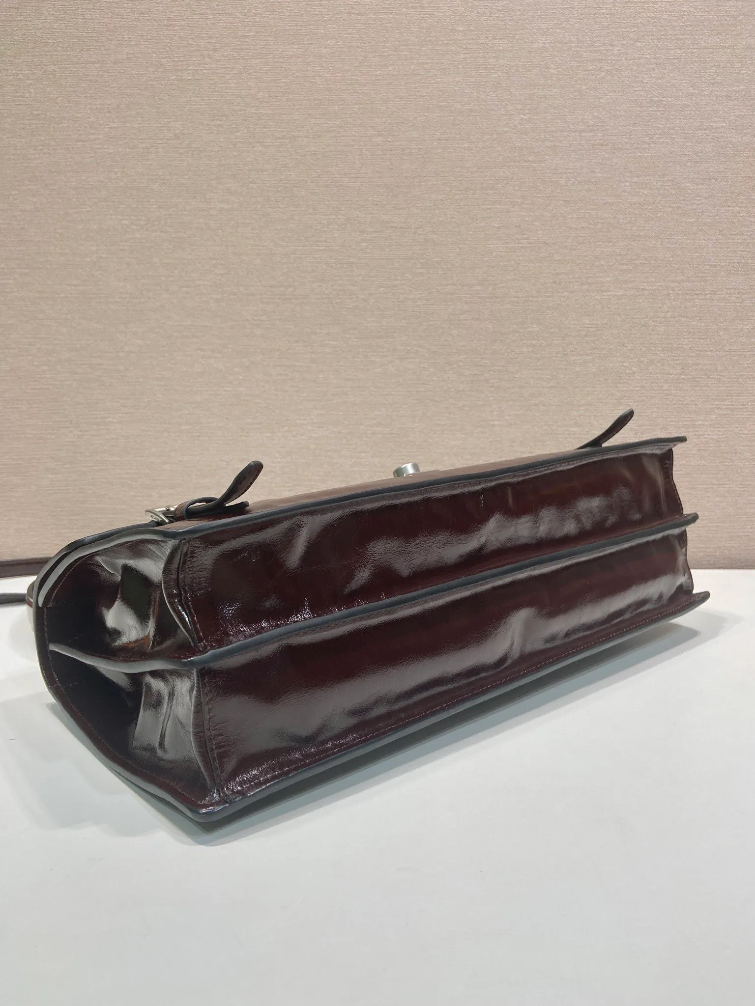 💰1900🎉New Pen Holder Bag🎉1BN024 Large🎉🎉 This leather handbag is inspired by the crisp and formal briefcase. It has a delicate and shiny texture and reinterprets the classic office style silhouette with a new attitude. Designed with exquisite soft details, it adds gentleness and versatile charm to the bag's classic shape. The classic vertical lock buckle embellishes the details, and it is equipped with a long handle, which can be carried over the shoulder, making it more practical. Another popular style that will never go out of style, hurry up and get it🎉🎉 Length 38x Height 17.5x Bottom 11cm🎉🎉🎉💰💰💰