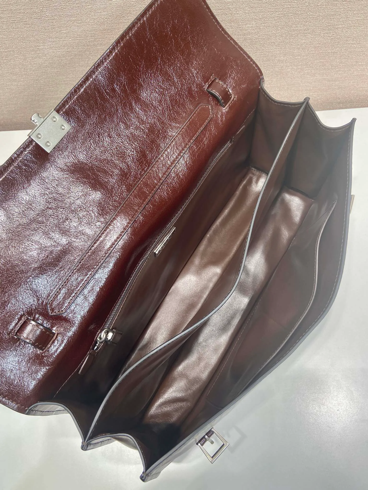 💰1900🎉New Pen Holder Bag🎉1BN024 Large🎉🎉 This leather handbag is inspired by the crisp and formal briefcase. It has a delicate and shiny texture and reinterprets the classic office style silhouette with a new attitude. Designed with exquisite soft details, it adds gentleness and versatile charm to the bag's classic shape. The classic vertical lock buckle embellishes the details, and it is equipped with a long handle, which can be carried over the shoulder, making it more practical. Another popular style that will never go out of style, hurry up and get it🎉🎉 Length 38x Height 17.5x Bottom 11cm🎉🎉🎉💰💰💰