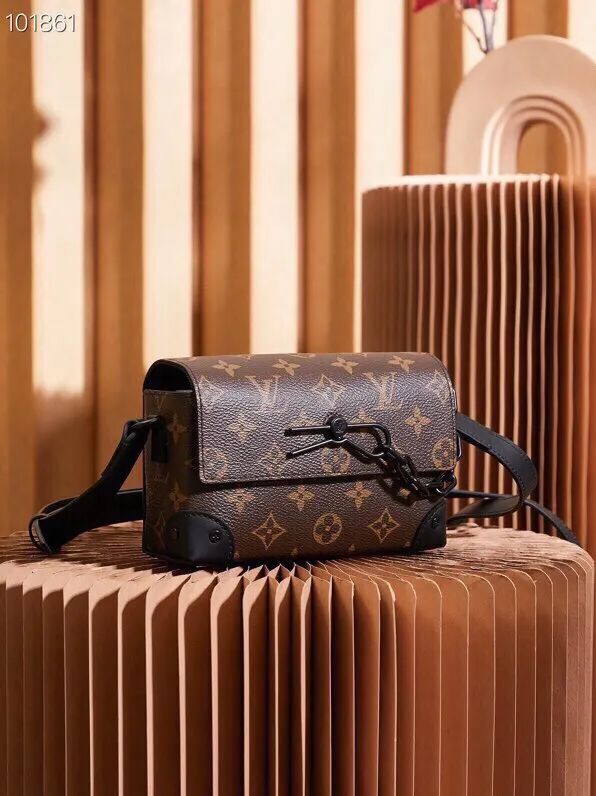 P¥780👉nfc dynamic chip version👈[Top-level inspection-free all-steel hardware] This Steamer mini handbag is made of Monogram Macassar canvas and is recognizable with decorative chains and brooches. The reinforced corners trace back to the brand's box-making tradition. The magnetic buckle design makes it easy to access small items. The adjustable shoulder strap allows you to choose to carry it on the shoulder or cross-body. Monogram Macassar coated canvas, cow leather trim, fabric lining, metal hardware, Steamer style chain, magnetic closure, zippered inner pocket, shoulder strap: non-detachable, adjustable! ! Model: M83613; Size: 18x11x6.5CM