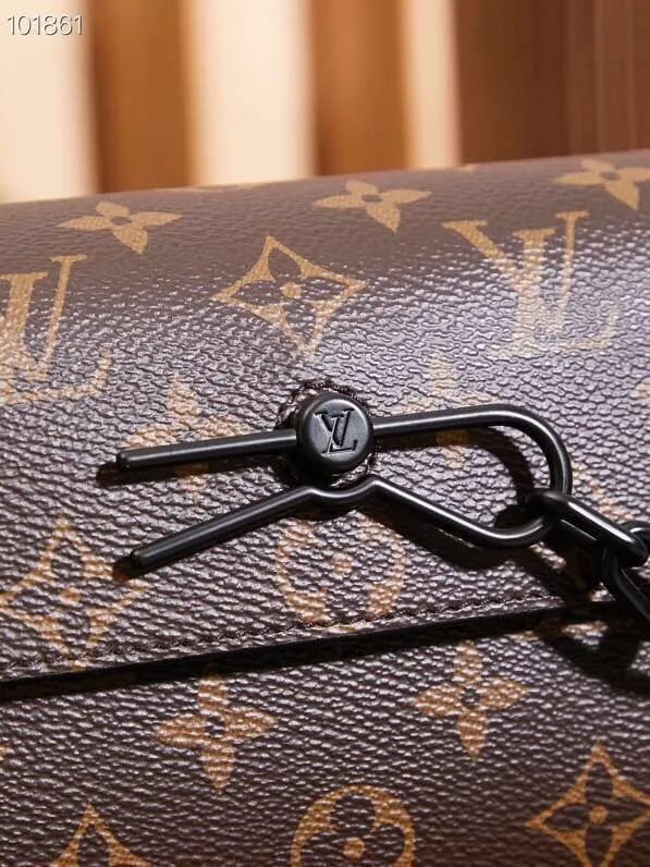 P¥780👉nfc dynamic chip version👈[Top-level inspection-free all-steel hardware] This Steamer mini handbag is made of Monogram Macassar canvas and is recognizable with decorative chains and brooches. The reinforced corners trace back to the brand's box-making tradition. The magnetic buckle design makes it easy to access small items. The adjustable shoulder strap allows you to choose to carry it on the shoulder or cross-body. Monogram Macassar coated canvas, cow leather trim, fabric lining, metal hardware, Steamer style chain, magnetic closure, zippered inner pocket, shoulder strap: non-detachable, adjustable! ! Model: M83613; Size: 18x11x6.5CM