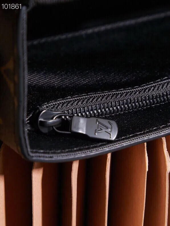 P¥780👉nfc dynamic chip version👈[Top-level inspection-free all-steel hardware] This Steamer mini handbag is made of Monogram Macassar canvas and is recognizable with decorative chains and brooches. The reinforced corners trace back to the brand's box-making tradition. The magnetic buckle design makes it easy to access small items. The adjustable shoulder strap allows you to choose to carry it on the shoulder or cross-body. Monogram Macassar coated canvas, cow leather trim, fabric lining, metal hardware, Steamer style chain, magnetic closure, zippered inner pocket, shoulder strap: non-detachable, adjustable! ! Model: M83613; Size: 18x11x6.5CM