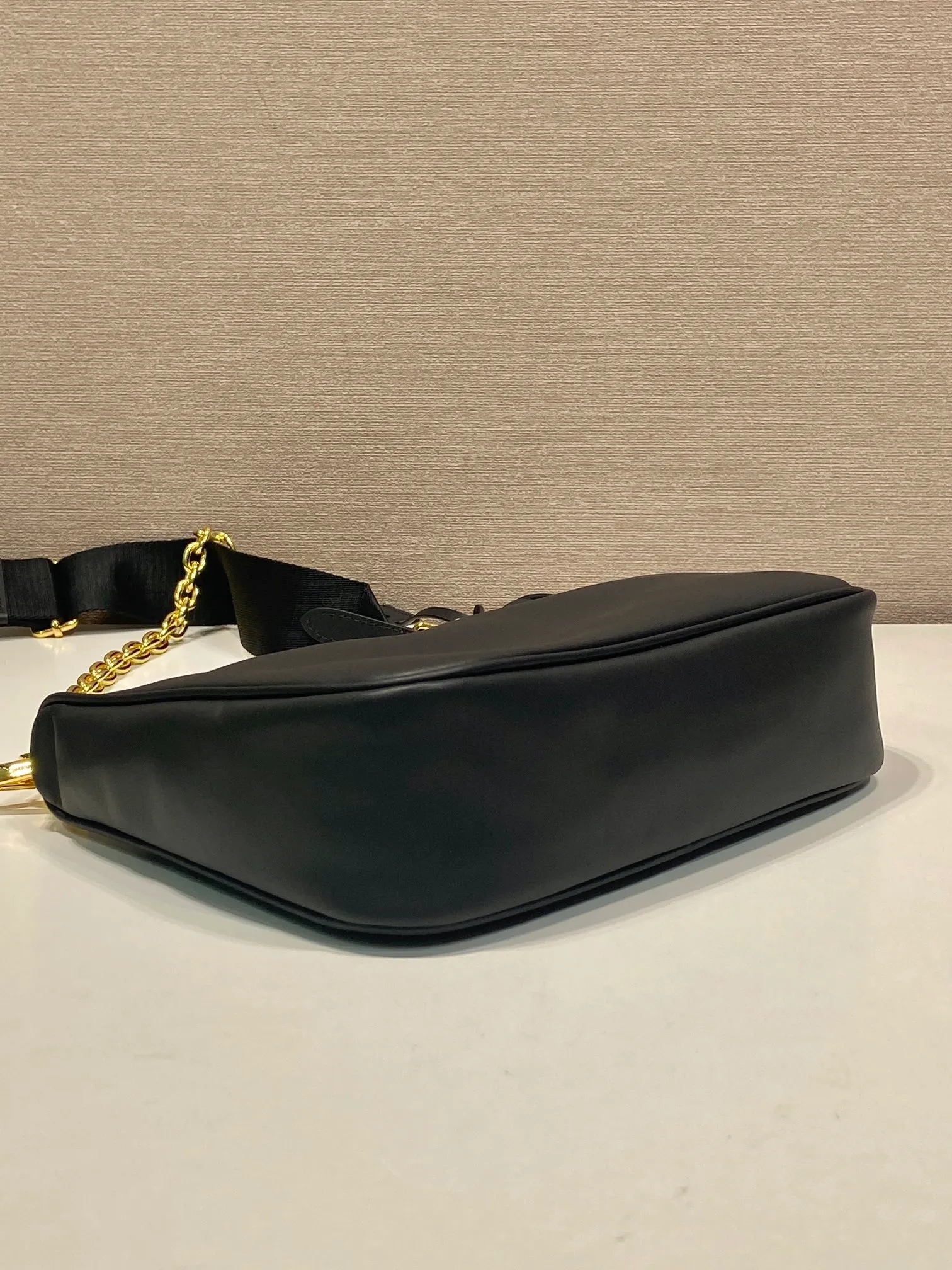 💰1500🎉Nappa Leather Three-in-One🎉1BH204 New Product🎉🎉 This three-in-one padded shoulder bag is made of soft calf leather and has a simple silhouette. It is equipped with a detachable long nylon shoulder strap and velvet strips. It is a favorite small bag on the shoulder strap. So cute 😉 It feels very soft🎉, practical and casual, babies, hurry up and get it🎉🎉 Length 22x height 18x ​​base 6.5cm🎉🎉🎉🍊🍊🍊