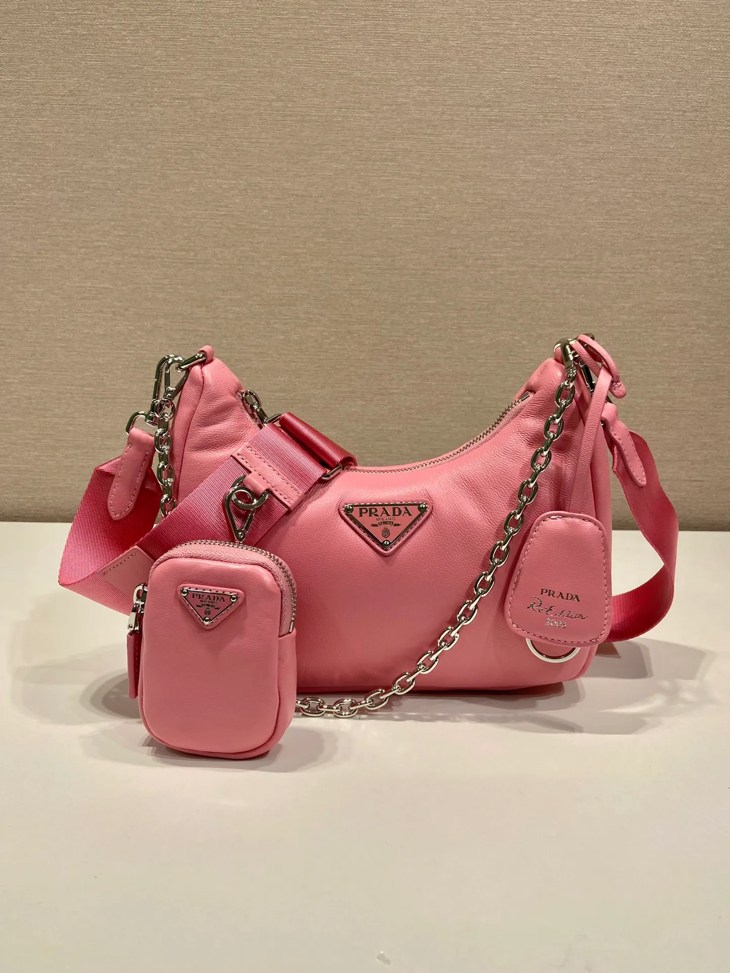 💰1520🎉Lambskin three-in-one🎉1BH204🎉🎉 This three-in-one padded shoulder bag is made of soft lambskin and has a simple silhouette. It is equipped with a detachable long nylon shoulder strap and velvet strips. It is a favorite small bag on the shoulder strap. So cute 😉 It feels very soft🎉, practical and casual, babies, hurry up and get it🎉🎉 Length 22x height 18x ​​base 6.5cm🎉🎉🎉🍊🍊🍊