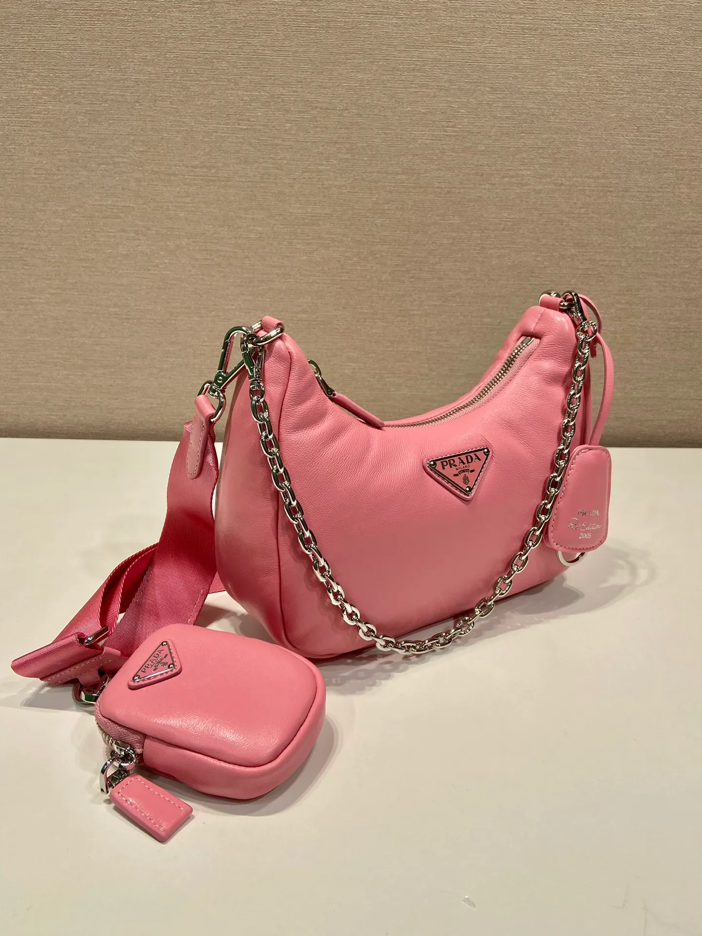 💰1520🎉Lambskin three-in-one🎉1BH204🎉🎉 This three-in-one padded shoulder bag is made of soft lambskin and has a simple silhouette. It is equipped with a detachable long nylon shoulder strap and velvet strips. It is a favorite small bag on the shoulder strap. So cute 😉 It feels very soft🎉, practical and casual, babies, hurry up and get it🎉🎉 Length 22x height 18x ​​base 6.5cm🎉🎉🎉🍊🍊🍊