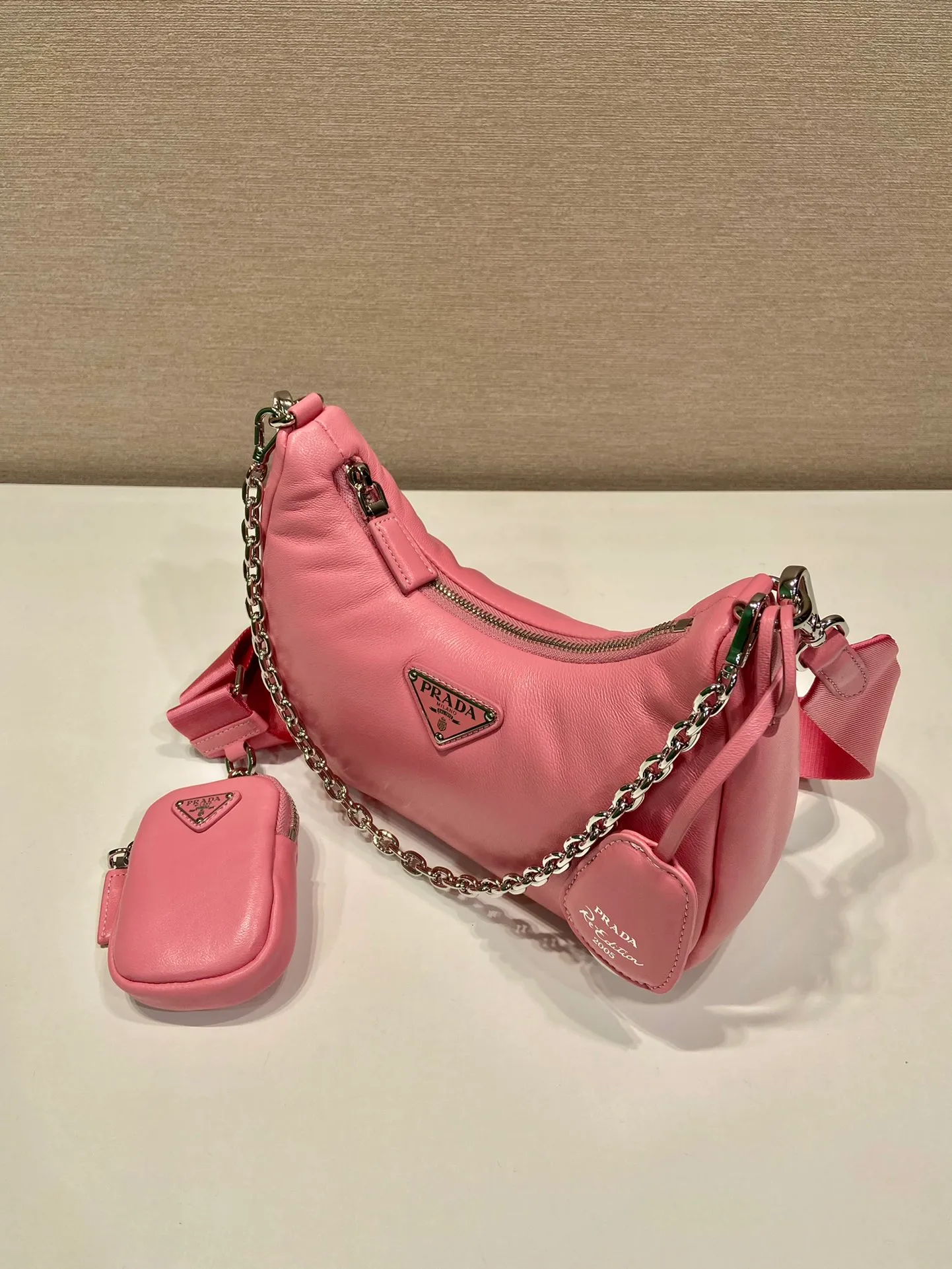 💰1520🎉Lambskin three-in-one🎉1BH204🎉🎉 This three-in-one padded shoulder bag is made of soft lambskin and has a simple silhouette. It is equipped with a detachable long nylon shoulder strap and velvet strips. It is a favorite small bag on the shoulder strap. So cute 😉 It feels very soft🎉, practical and casual, babies, hurry up and get it🎉🎉 Length 22x height 18x ​​base 6.5cm🎉🎉🎉🍊🍊🍊