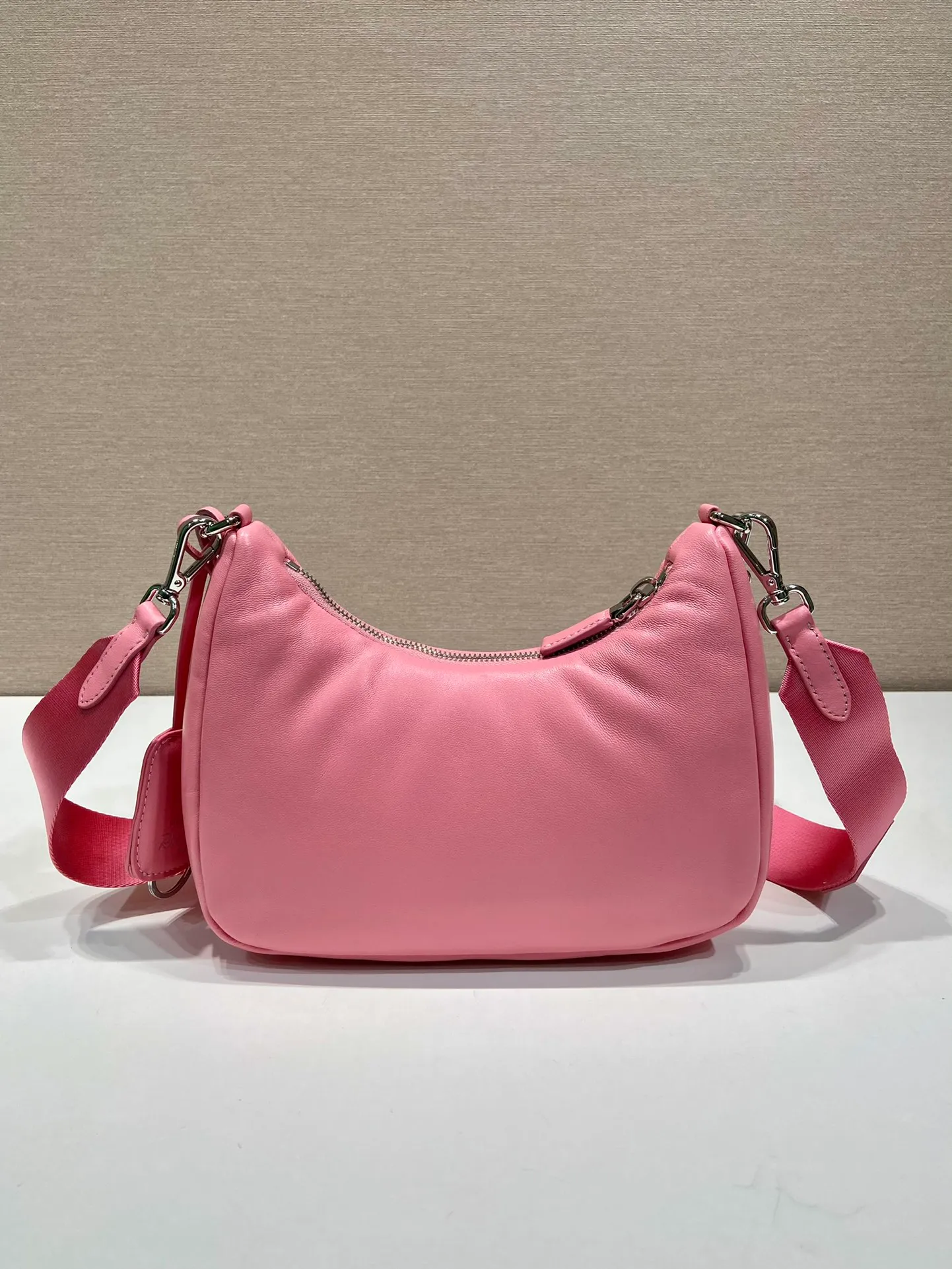 💰1520🎉Lambskin three-in-one🎉1BH204🎉🎉 This three-in-one padded shoulder bag is made of soft lambskin and has a simple silhouette. It is equipped with a detachable long nylon shoulder strap and velvet strips. It is a favorite small bag on the shoulder strap. So cute 😉 It feels very soft🎉, practical and casual, babies, hurry up and get it🎉🎉 Length 22x height 18x ​​base 6.5cm🎉🎉🎉🍊🍊🍊