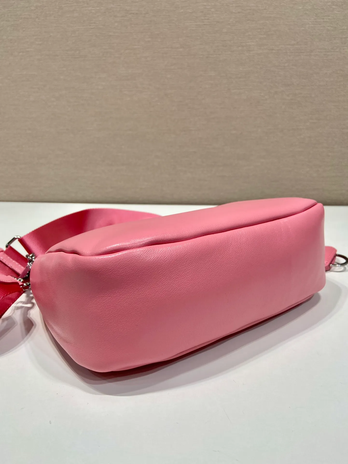 💰1520🎉Lambskin three-in-one🎉1BH204🎉🎉 This three-in-one padded shoulder bag is made of soft lambskin and has a simple silhouette. It is equipped with a detachable long nylon shoulder strap and velvet strips. It is a favorite small bag on the shoulder strap. So cute 😉 It feels very soft🎉, practical and casual, babies, hurry up and get it🎉🎉 Length 22x height 18x ​​base 6.5cm🎉🎉🎉🍊🍊🍊