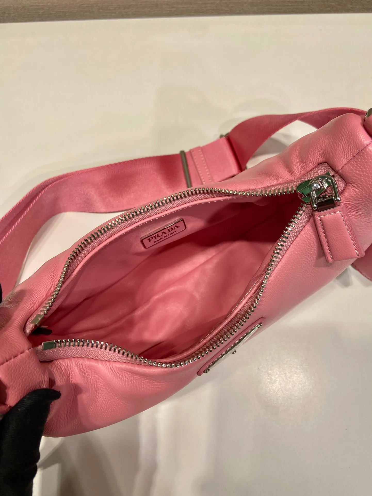 💰1520🎉Lambskin three-in-one🎉1BH204🎉🎉 This three-in-one padded shoulder bag is made of soft lambskin and has a simple silhouette. It is equipped with a detachable long nylon shoulder strap and velvet strips. It is a favorite small bag on the shoulder strap. So cute 😉 It feels very soft🎉, practical and casual, babies, hurry up and get it🎉🎉 Length 22x height 18x ​​base 6.5cm🎉🎉🎉🍊🍊🍊