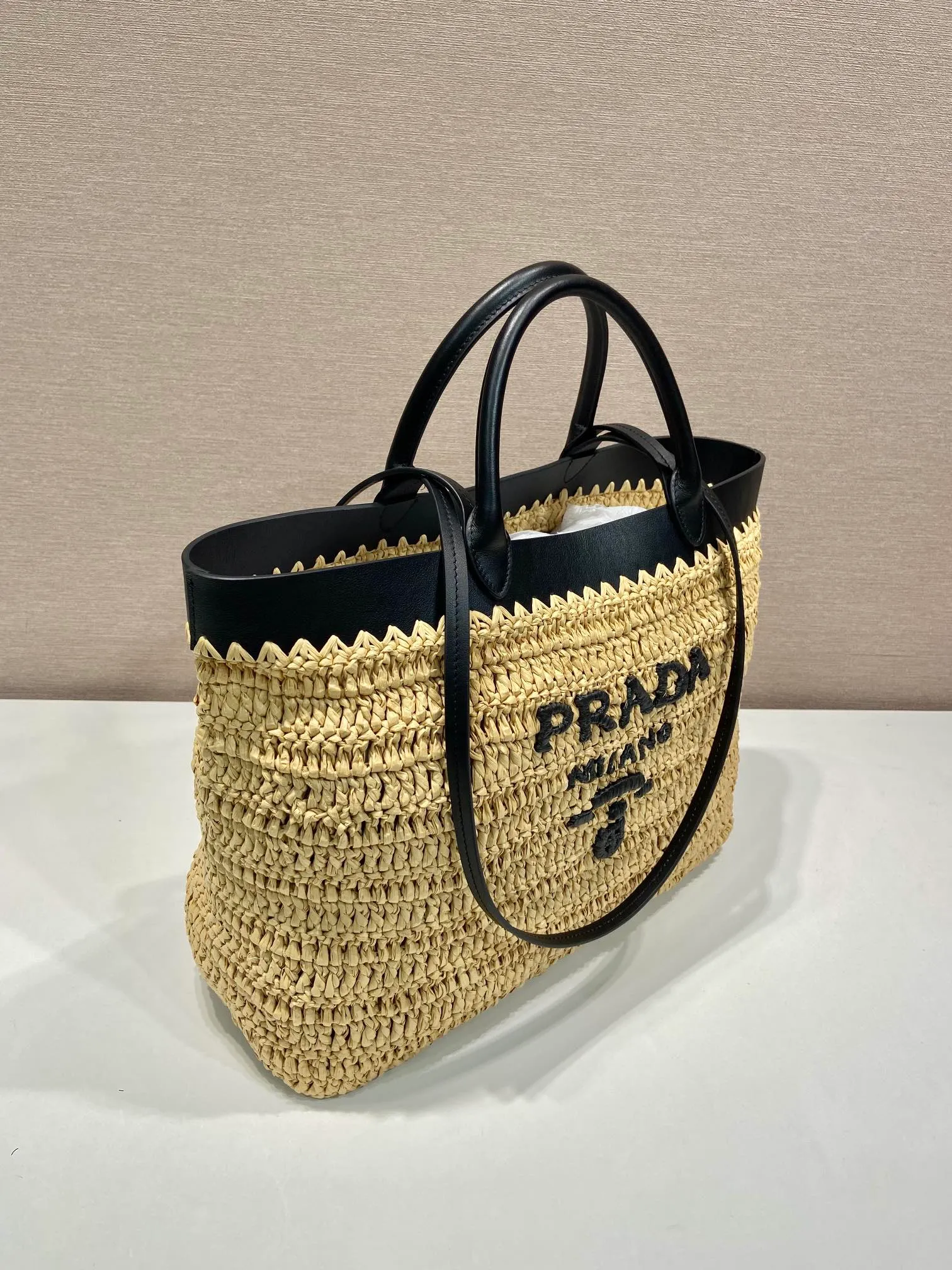 💰1560🎉New woven tote bag🎉1BG499 large size🎉🎉 This modern and sophisticated tote bag combines crochet craftsmanship and leather details to create a summer atmosphere. Double handle style, can be used as a handbag or shoulder bag, with a contrasting embroidered letter logo on the front for added recognition. Large capacity, stylish, casual and elegant👏👏A must-have for summer, get it now🎉🎉 Length 32x Height 29x Bottom 16cm🎉🎉🎉👏👏 👏