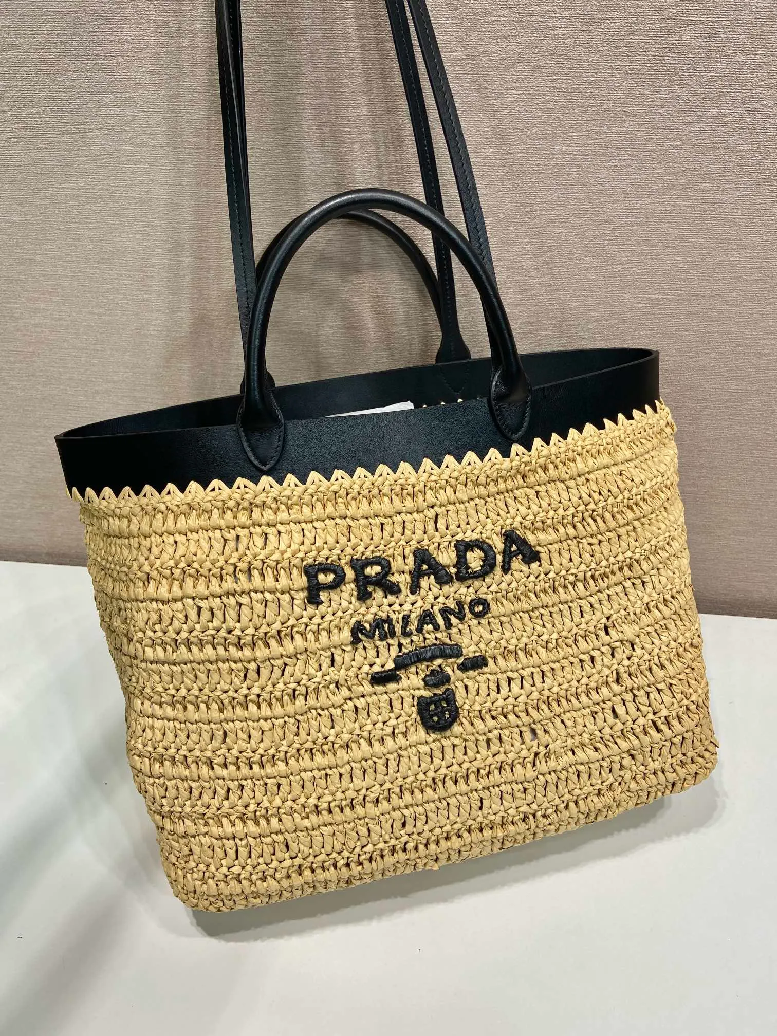 💰1560🎉New woven tote bag🎉1BG499 large size🎉🎉 This modern and sophisticated tote bag combines crochet craftsmanship and leather details to create a summer atmosphere. Double handle style, can be used as a handbag or shoulder bag, with a contrasting embroidered letter logo on the front for added recognition. Large capacity, stylish, casual and elegant👏👏A must-have for summer, get it now🎉🎉 Length 32x Height 29x Bottom 16cm🎉🎉🎉👏👏 👏