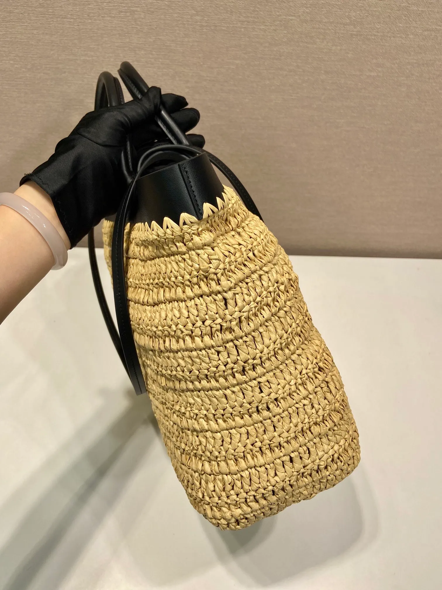 💰1560🎉New woven tote bag🎉1BG499 large size🎉🎉 This modern and sophisticated tote bag combines crochet craftsmanship and leather details to create a summer atmosphere. Double handle style, can be used as a handbag or shoulder bag, with a contrasting embroidered letter logo on the front for added recognition. Large capacity, stylish, casual and elegant👏👏A must-have for summer, get it now🎉🎉 Length 32x Height 29x Bottom 16cm🎉🎉🎉👏👏 👏
