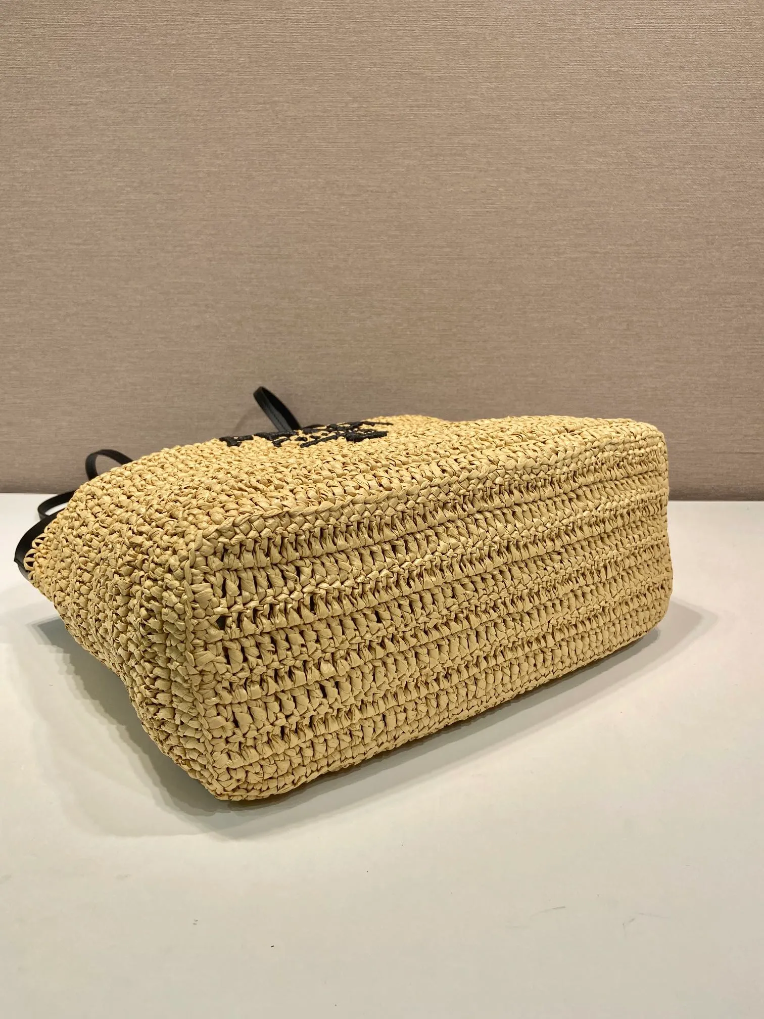 💰1560🎉New woven tote bag🎉1BG499 large size🎉🎉 This modern and sophisticated tote bag combines crochet craftsmanship and leather details to create a summer atmosphere. Double handle style, can be used as a handbag or shoulder bag, with a contrasting embroidered letter logo on the front for added recognition. Large capacity, stylish, casual and elegant👏👏A must-have for summer, get it now🎉🎉 Length 32x Height 29x Bottom 16cm🎉🎉🎉👏👏 👏