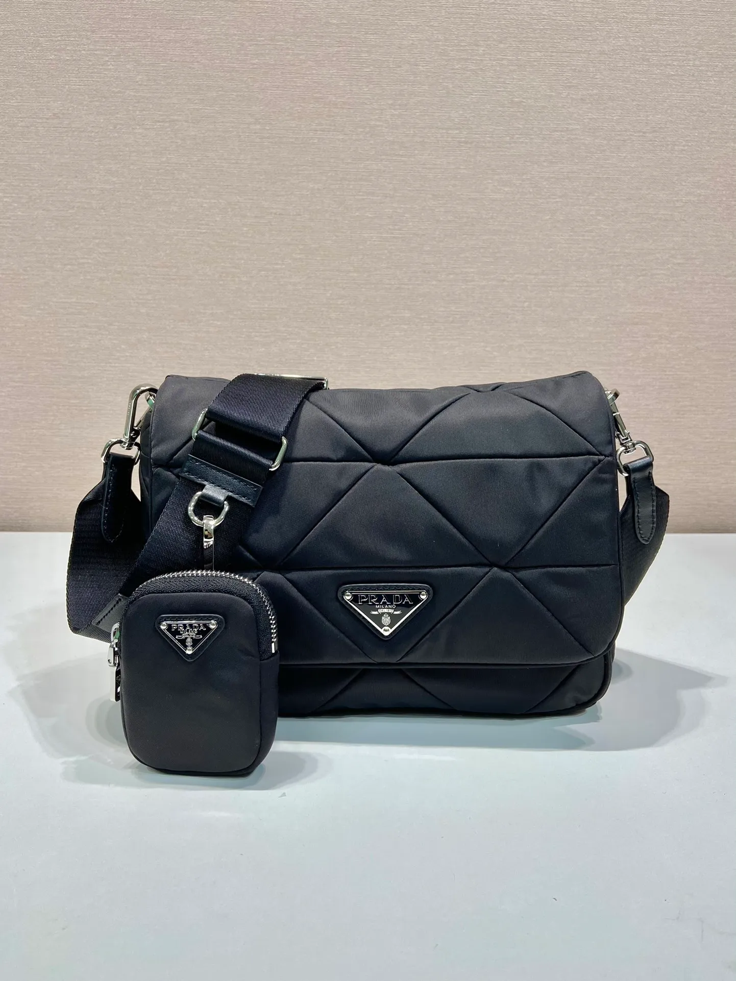 💰1200🎉New three-in-one🎉1BD290 medium size🎉medium size🎉👏👏This three-in-one women's bag is made of imported nylon fabric and top-grade hardware🎉🎉Purely handmade rhombus splicing pattern design, which looks particularly unique and elegant. It can be carried on one shoulder and It can be carried diagonally in various ways👍👍My favorite is the small coin purse🙊🙊This very feminine design inspiration looks simple, elegant and elegant, and it is a three-in-one product that will never go out of style😘😘Women are always pursuing perfection😘😘Hurry up and get it👏👏 Length 24x Height 24x Bottom 8.5cm