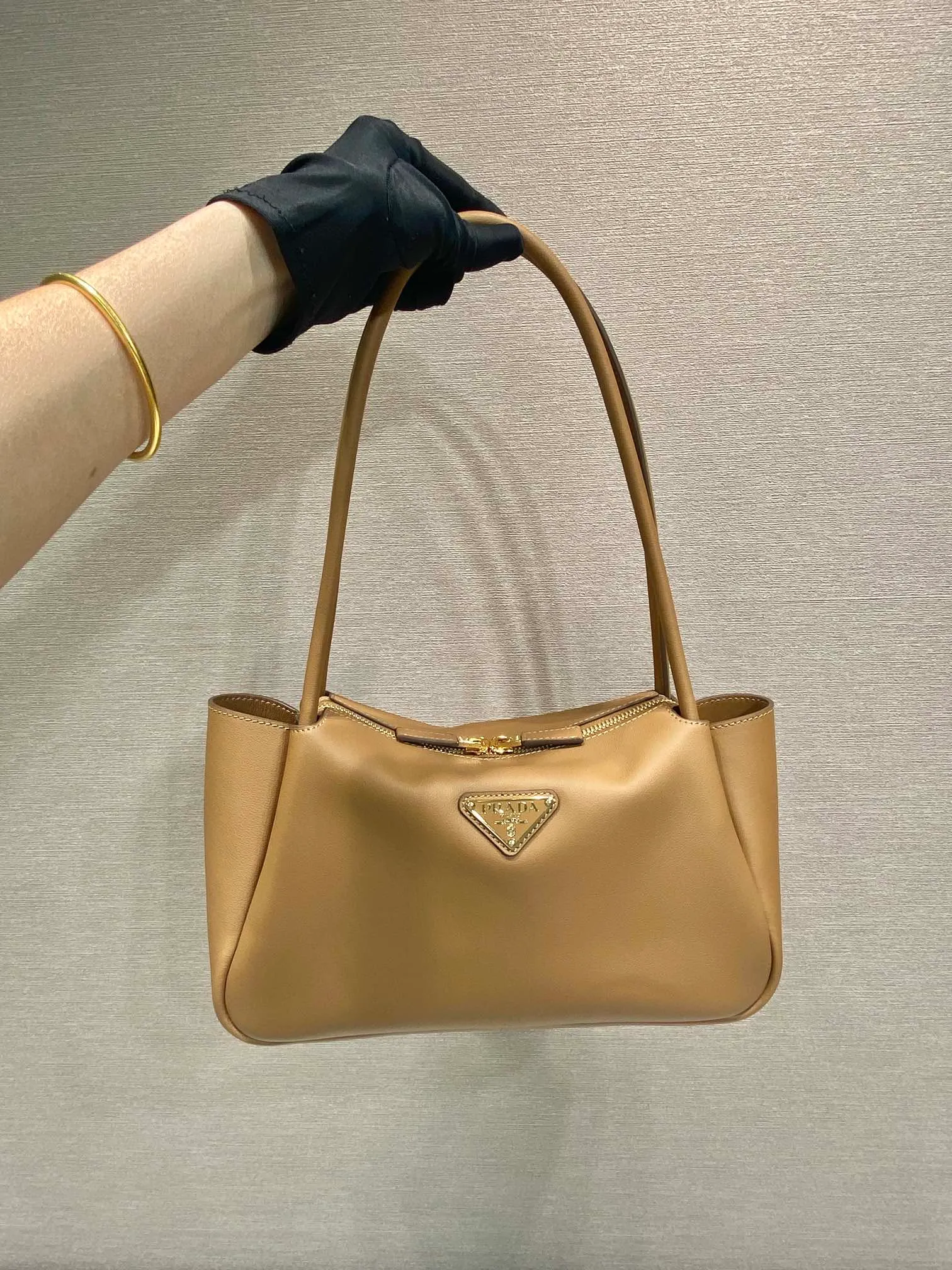 💰1640🎉New product🎉1BA444 shoulder style🎉🎉 This shoulder style is made of calfskin, imported lambskin interior, and top-notch hardware. It can be carried by hand or carried on the shoulder. It is equipped with 2 compartments. It has a large capacity, is simple and practical, and has a beautiful upper body effect. Babies. Get it now🎉🎉 Length 28x Height 18x ​​Bottom 11cm🎉🎉🎉👏👏👏