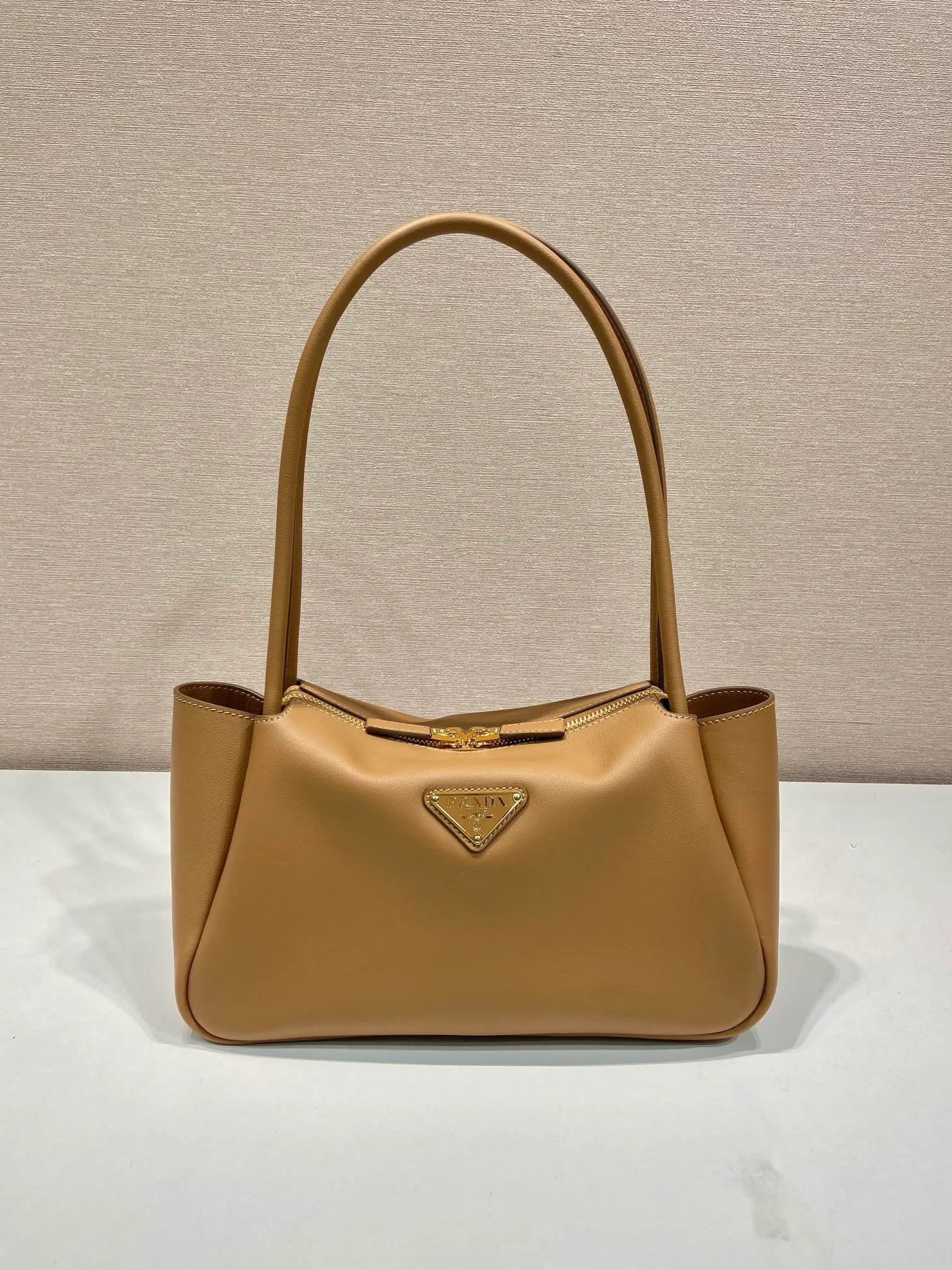 💰1640🎉New product🎉1BA444 shoulder style🎉🎉 This shoulder style is made of calfskin, imported lambskin interior, and top-notch hardware. It can be carried by hand or carried on the shoulder. It is equipped with 2 compartments. It has a large capacity, is simple and practical, and has a beautiful upper body effect. Babies. Get it now🎉🎉 Length 28x Height 18x ​​Bottom 11cm🎉🎉🎉👏👏👏