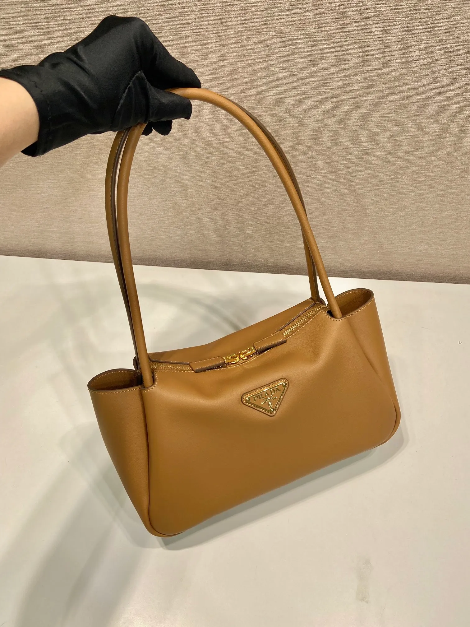 💰1640🎉New product🎉1BA444 shoulder style🎉🎉 This shoulder style is made of calfskin, imported lambskin interior, and top-notch hardware. It can be carried by hand or carried on the shoulder. It is equipped with 2 compartments. It has a large capacity, is simple and practical, and has a beautiful upper body effect. Babies. Get it now🎉🎉 Length 28x Height 18x ​​Bottom 11cm🎉🎉🎉👏👏👏