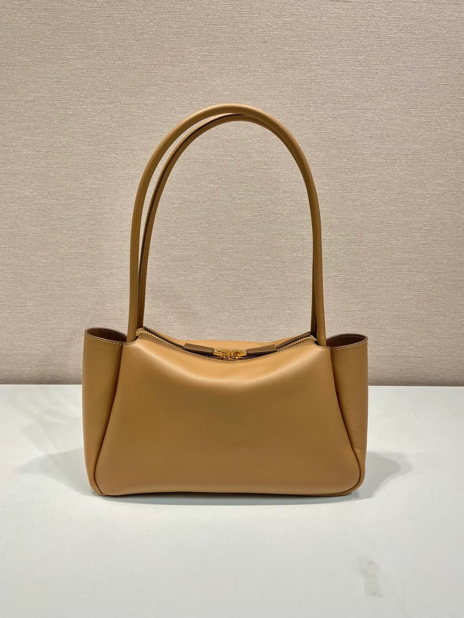 💰1640🎉New product🎉1BA444 shoulder style🎉🎉 This shoulder style is made of calfskin, imported lambskin interior, and top-notch hardware. It can be carried by hand or carried on the shoulder. It is equipped with 2 compartments. It has a large capacity, is simple and practical, and has a beautiful upper body effect. Babies. Get it now🎉🎉 Length 28x Height 18x ​​Bottom 11cm🎉🎉🎉👏👏👏
