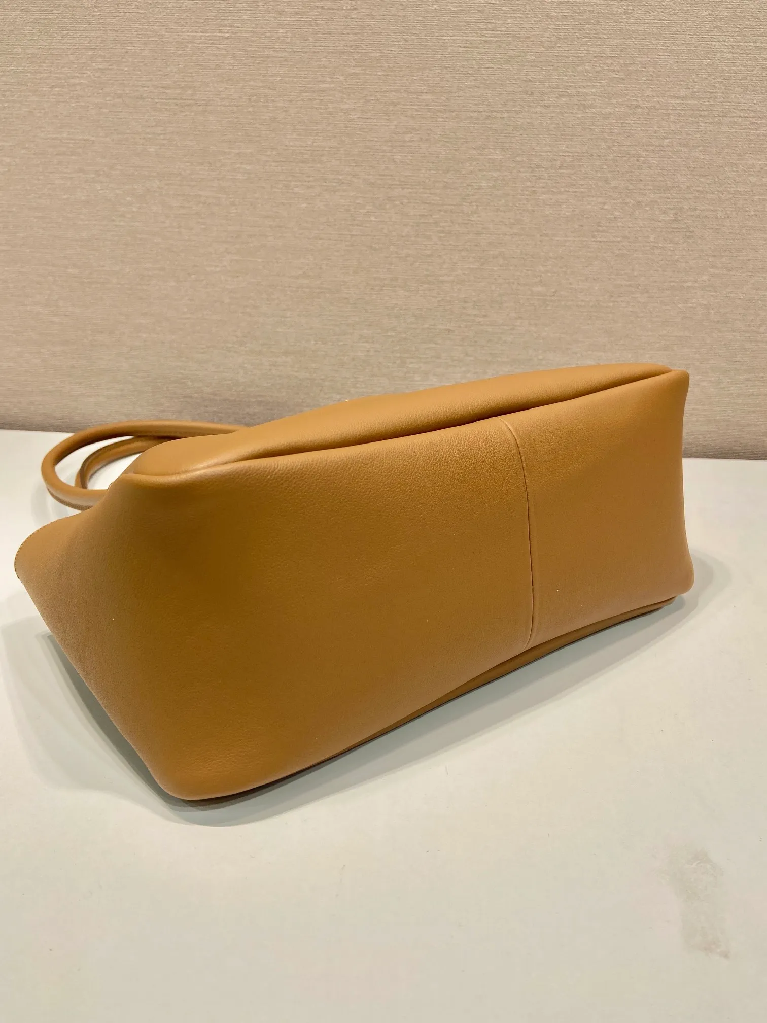 💰1640🎉New product🎉1BA444 shoulder style🎉🎉 This shoulder style is made of calfskin, imported lambskin interior, and top-notch hardware. It can be carried by hand or carried on the shoulder. It is equipped with 2 compartments. It has a large capacity, is simple and practical, and has a beautiful upper body effect. Babies. Get it now🎉🎉 Length 28x Height 18x ​​Bottom 11cm🎉🎉🎉👏👏👏