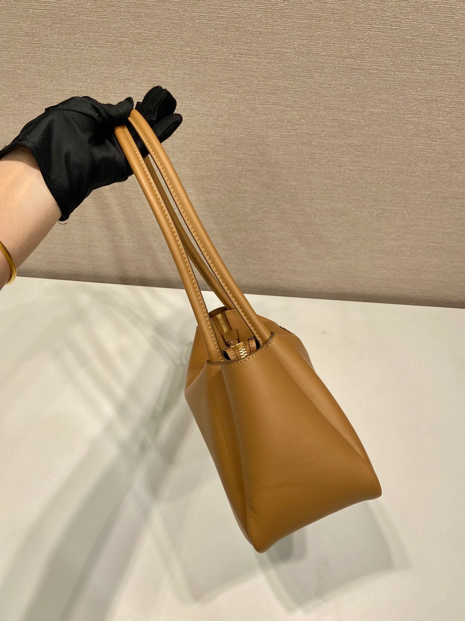 💰1640🎉New product🎉1BA444 shoulder style🎉🎉 This shoulder style is made of calfskin, imported lambskin interior, and top-notch hardware. It can be carried by hand or carried on the shoulder. It is equipped with 2 compartments. It has a large capacity, is simple and practical, and has a beautiful upper body effect. Babies. Get it now🎉🎉 Length 28x Height 18x ​​Bottom 11cm🎉🎉🎉👏👏👏