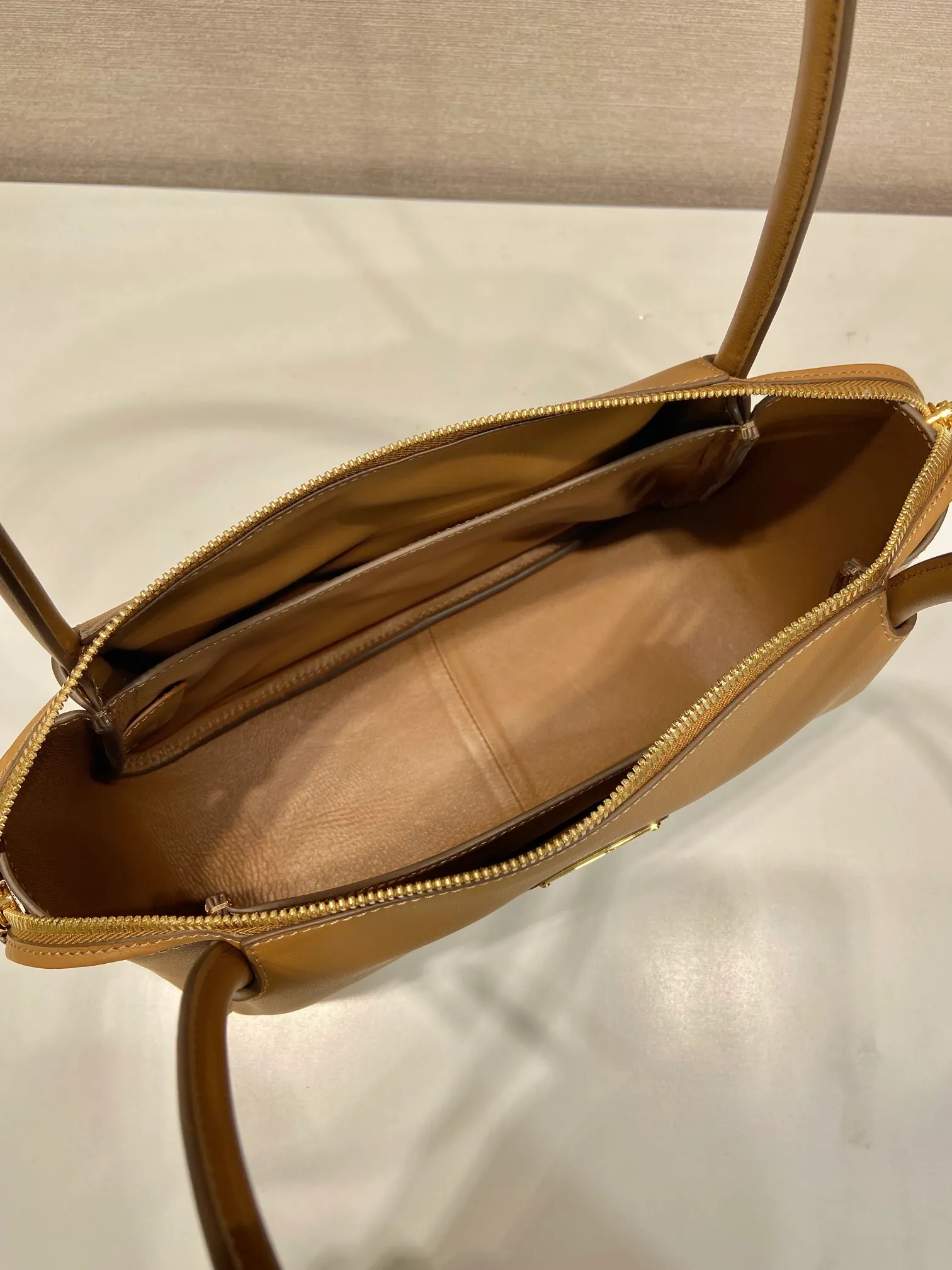 💰1640🎉New product🎉1BA444 shoulder style🎉🎉 This shoulder style is made of calfskin, imported lambskin interior, and top-notch hardware. It can be carried by hand or carried on the shoulder. It is equipped with 2 compartments. It has a large capacity, is simple and practical, and has a beautiful upper body effect. Babies. Get it now🎉🎉 Length 28x Height 18x ​​Bottom 11cm🎉🎉🎉👏👏👏