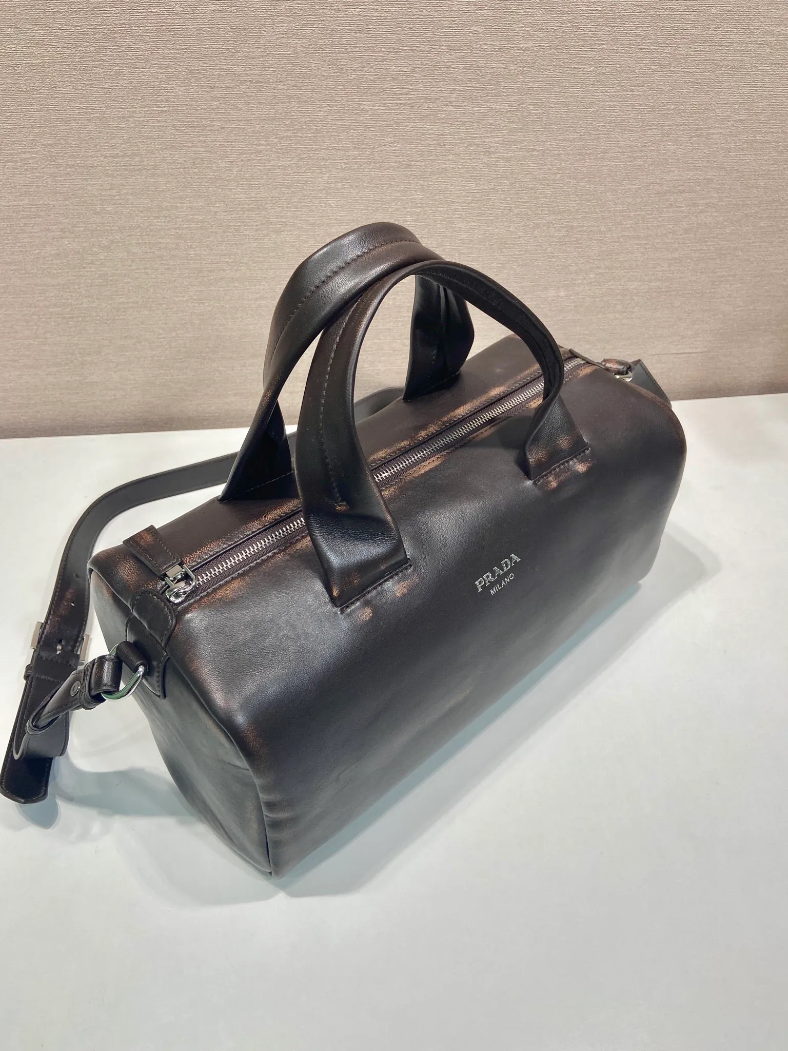 💰1760🎉New Boston🎉2VC046 Large🎉🎉 This Nappa leather industry luggage bag is inspired by retro designs and details. The Nappa soft leather has an distressed effect, giving the accessory a soft and unique appearance, and is embellished with a metal letter logo. Equipped with a detachable long shoulder strap, the capacity is large, and the upper body effect is light and practical. Babies, hurry up and get it🎉🎉Unisex model👍👍 Length 35 height 17.5 bottom 17.5cm🎉🎉🎉👏👏👏