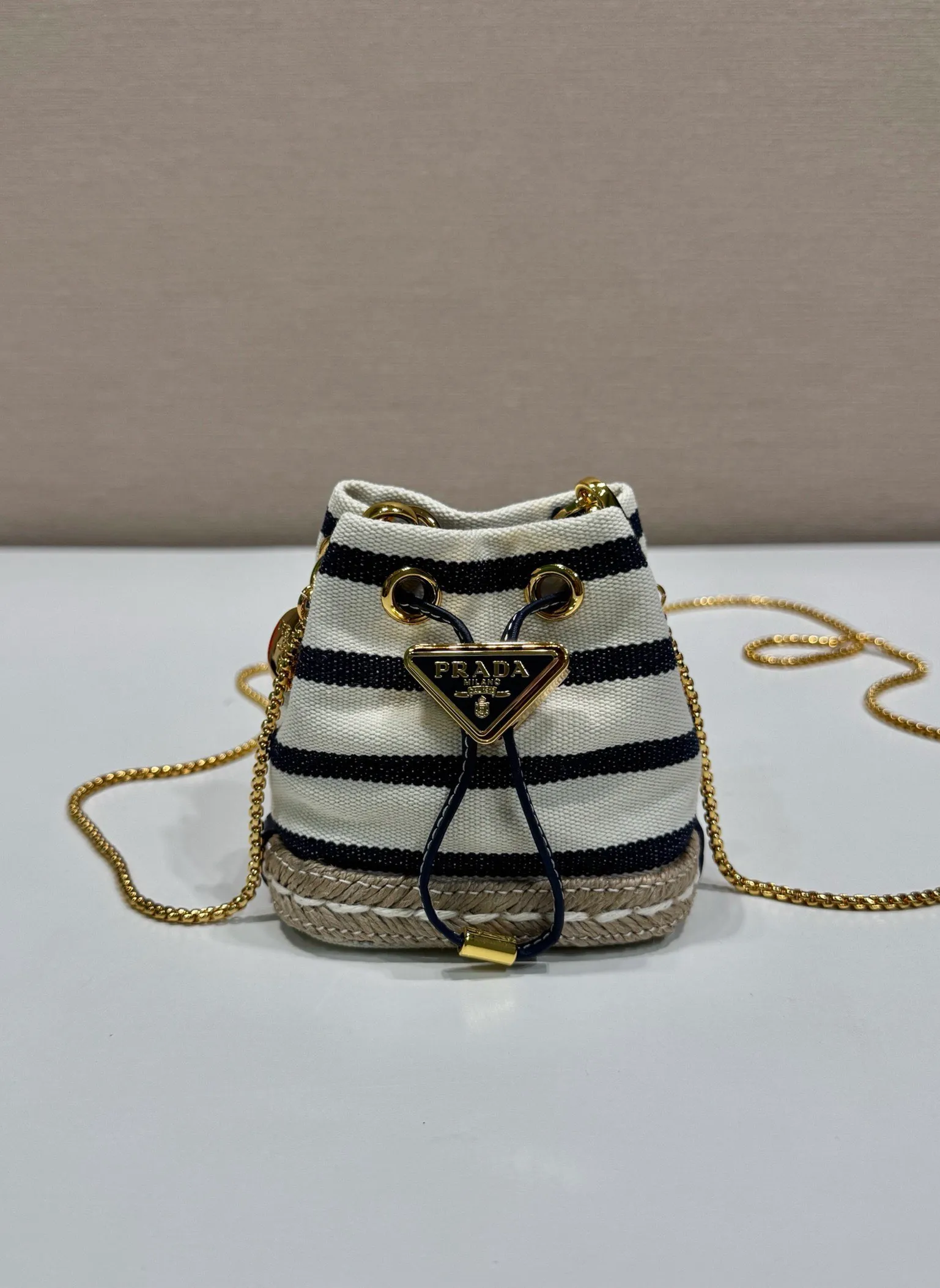 💰780🎉Mini bucket🎉1NR016 striped style🎉🎉 This mini bag is a new interpretation of classic nautical style elements, presenting an elegant summer texture and exquisite details. Made of striped fabric, the design at the bottom is inspired by espadrilles, with leather drawstrings and delicate removable shoulder straps. It’s so cute😘It’s cute and cool, don’t you feel excited?😘😘A must-have for summer, beauties, hurry up and get it. Another one that will always be popular🎉🎉length 9x height 9.5x bottom 6cm🎉🎉🎉💰💰💰
