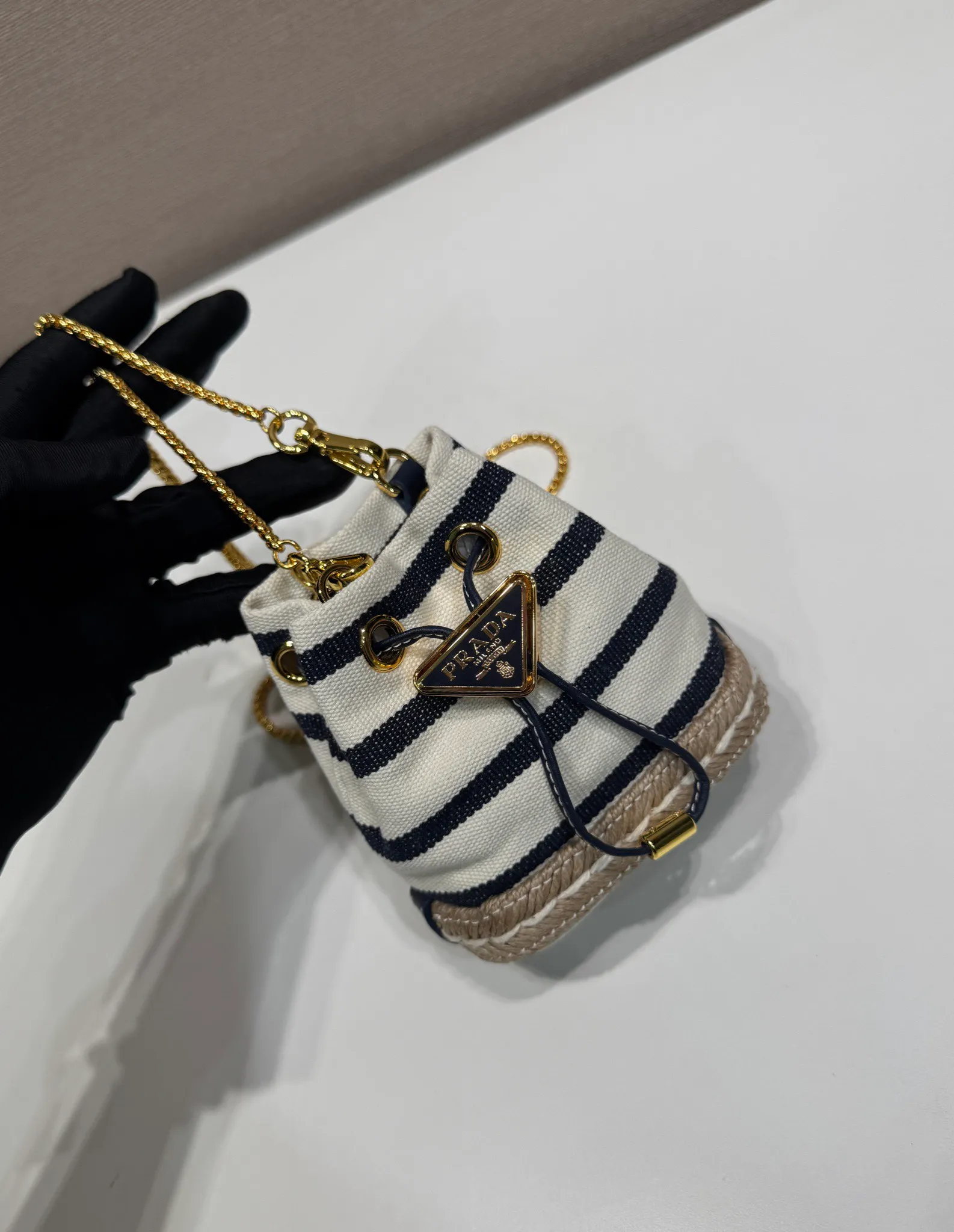 💰780🎉Mini bucket🎉1NR016 striped style🎉🎉 This mini bag is a new interpretation of classic nautical style elements, presenting an elegant summer texture and exquisite details. Made of striped fabric, the design at the bottom is inspired by espadrilles, with leather drawstrings and delicate removable shoulder straps. It’s so cute😘It’s cute and cool, don’t you feel excited?😘😘A must-have for summer, beauties, hurry up and get it. Another one that will always be popular🎉🎉length 9x height 9.5x bottom 6cm🎉🎉🎉💰💰💰