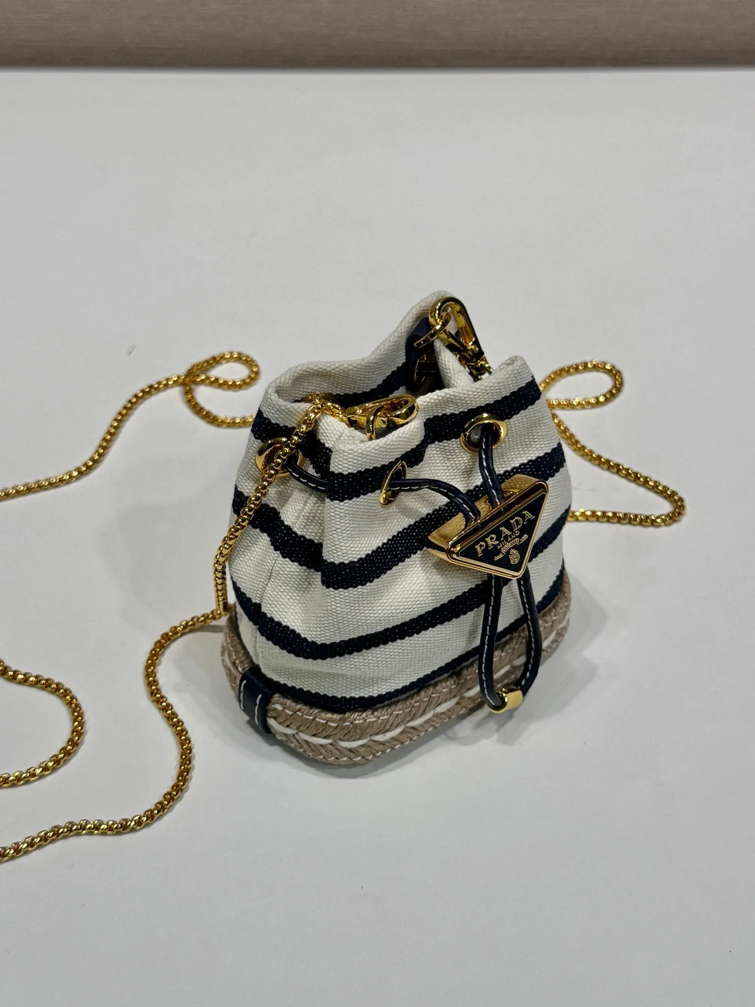 💰780🎉Mini bucket🎉1NR016 striped style🎉🎉 This mini bag is a new interpretation of classic nautical style elements, presenting an elegant summer texture and exquisite details. Made of striped fabric, the design at the bottom is inspired by espadrilles, with leather drawstrings and delicate removable shoulder straps. It’s so cute😘It’s cute and cool, don’t you feel excited?😘😘A must-have for summer, beauties, hurry up and get it. Another one that will always be popular🎉🎉length 9x height 9.5x bottom 6cm🎉🎉🎉💰💰💰
