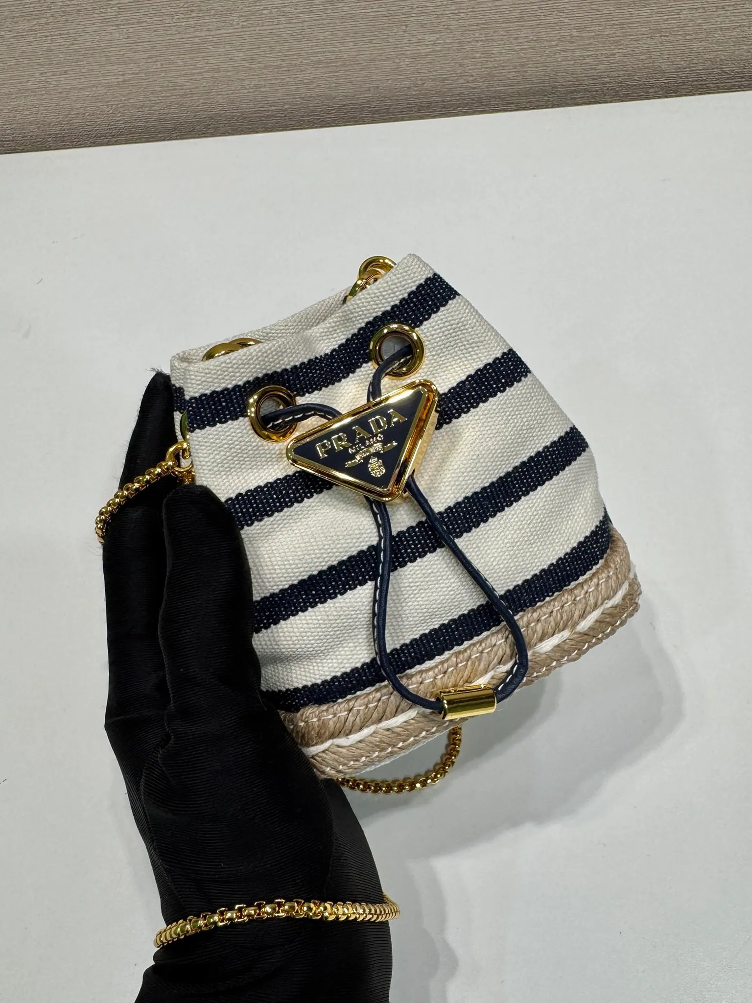 💰780🎉Mini bucket🎉1NR016 striped style🎉🎉 This mini bag is a new interpretation of classic nautical style elements, presenting an elegant summer texture and exquisite details. Made of striped fabric, the design at the bottom is inspired by espadrilles, with leather drawstrings and delicate removable shoulder straps. It’s so cute😘It’s cute and cool, don’t you feel excited?😘😘A must-have for summer, beauties, hurry up and get it. Another one that will always be popular🎉🎉length 9x height 9.5x bottom 6cm🎉🎉🎉💰💰💰