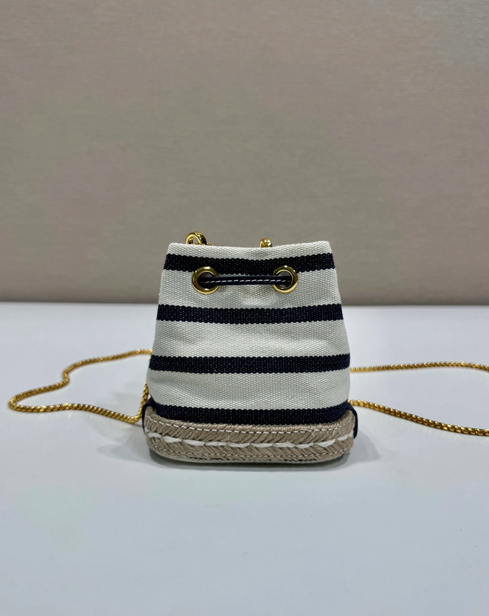 💰780🎉Mini bucket🎉1NR016 striped style🎉🎉 This mini bag is a new interpretation of classic nautical style elements, presenting an elegant summer texture and exquisite details. Made of striped fabric, the design at the bottom is inspired by espadrilles, with leather drawstrings and delicate removable shoulder straps. It’s so cute😘It’s cute and cool, don’t you feel excited?😘😘A must-have for summer, beauties, hurry up and get it. Another one that will always be popular🎉🎉length 9x height 9.5x bottom 6cm🎉🎉🎉💰💰💰