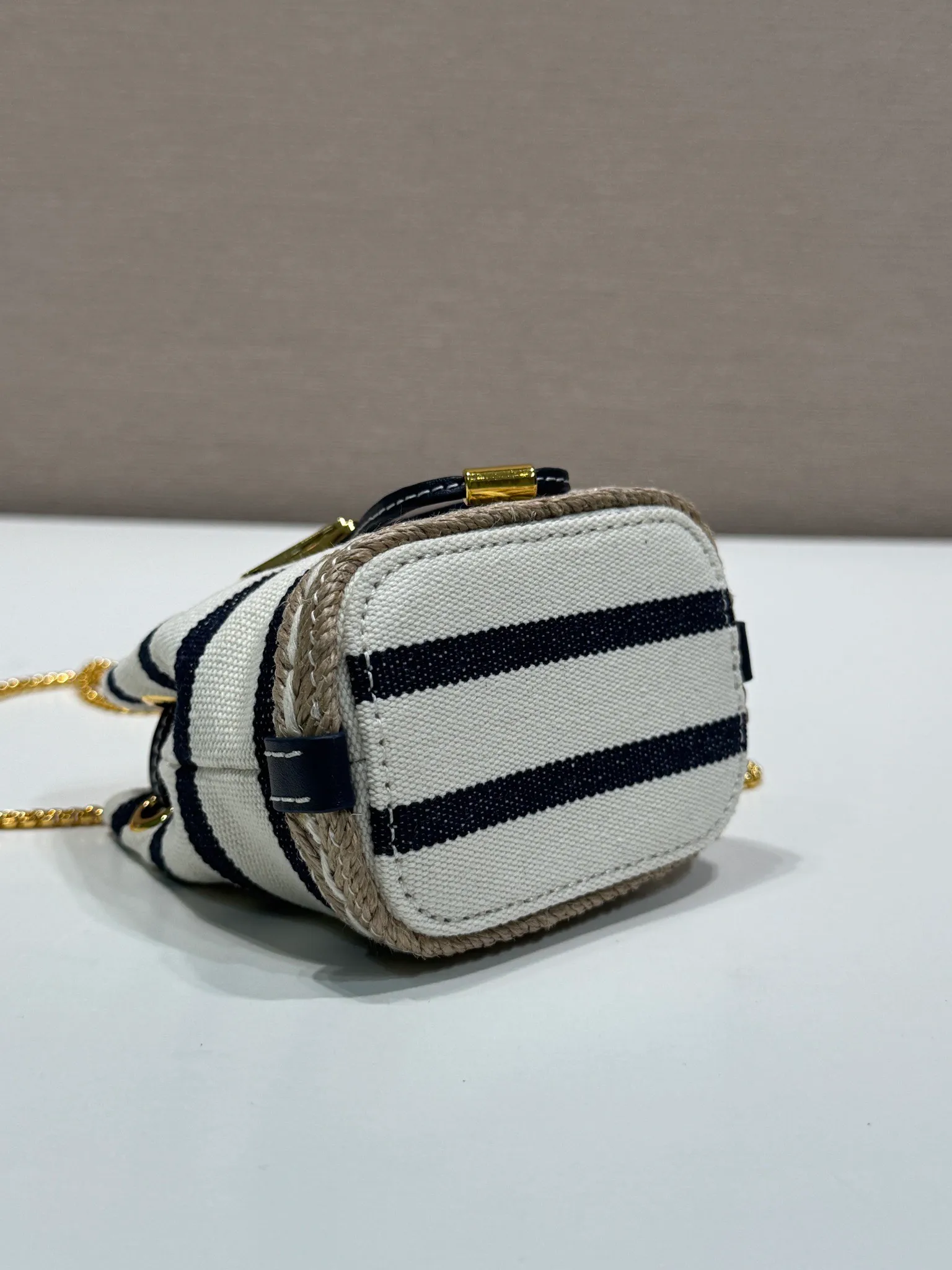 💰780🎉Mini bucket🎉1NR016 striped style🎉🎉 This mini bag is a new interpretation of classic nautical style elements, presenting an elegant summer texture and exquisite details. Made of striped fabric, the design at the bottom is inspired by espadrilles, with leather drawstrings and delicate removable shoulder straps. It’s so cute😘It’s cute and cool, don’t you feel excited?😘😘A must-have for summer, beauties, hurry up and get it. Another one that will always be popular🎉🎉length 9x height 9.5x bottom 6cm🎉🎉🎉💰💰💰