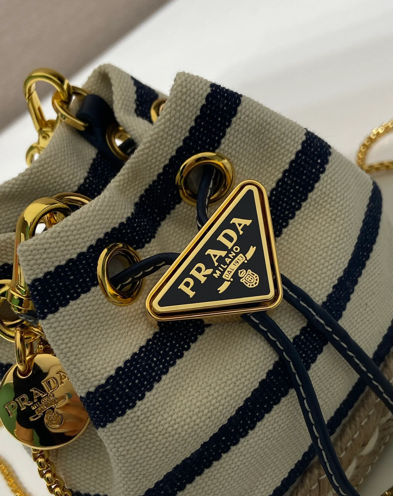 💰780🎉Mini bucket🎉1NR016 striped style🎉🎉 This mini bag is a new interpretation of classic nautical style elements, presenting an elegant summer texture and exquisite details. Made of striped fabric, the design at the bottom is inspired by espadrilles, with leather drawstrings and delicate removable shoulder straps. It’s so cute😘It’s cute and cool, don’t you feel excited?😘😘A must-have for summer, beauties, hurry up and get it. Another one that will always be popular🎉🎉length 9x height 9.5x bottom 6cm🎉🎉🎉💰💰💰