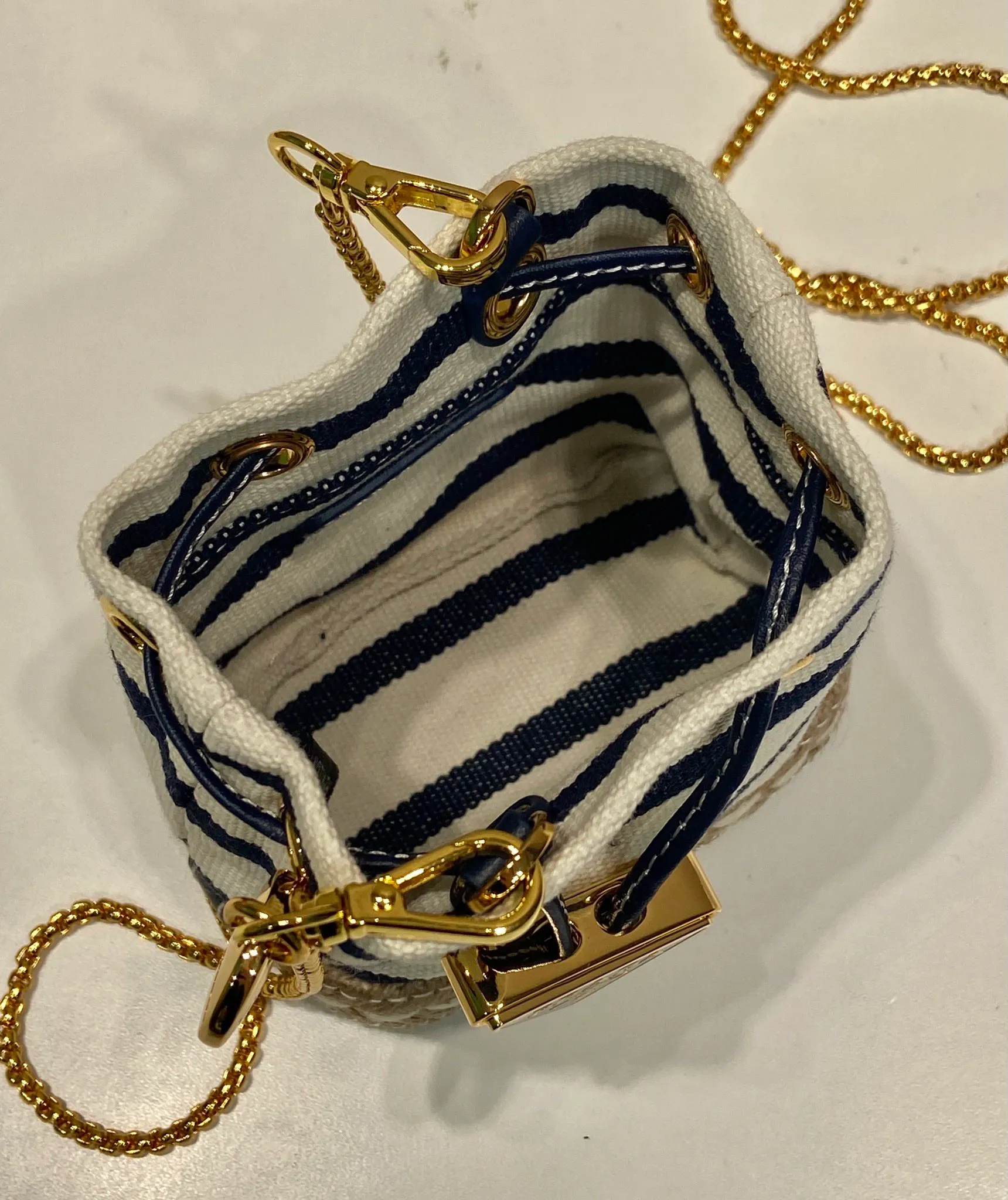 💰780🎉Mini bucket🎉1NR016 striped style🎉🎉 This mini bag is a new interpretation of classic nautical style elements, presenting an elegant summer texture and exquisite details. Made of striped fabric, the design at the bottom is inspired by espadrilles, with leather drawstrings and delicate removable shoulder straps. It’s so cute😘It’s cute and cool, don’t you feel excited?😘😘A must-have for summer, beauties, hurry up and get it. Another one that will always be popular🎉🎉length 9x height 9.5x bottom 6cm🎉🎉🎉💰💰💰