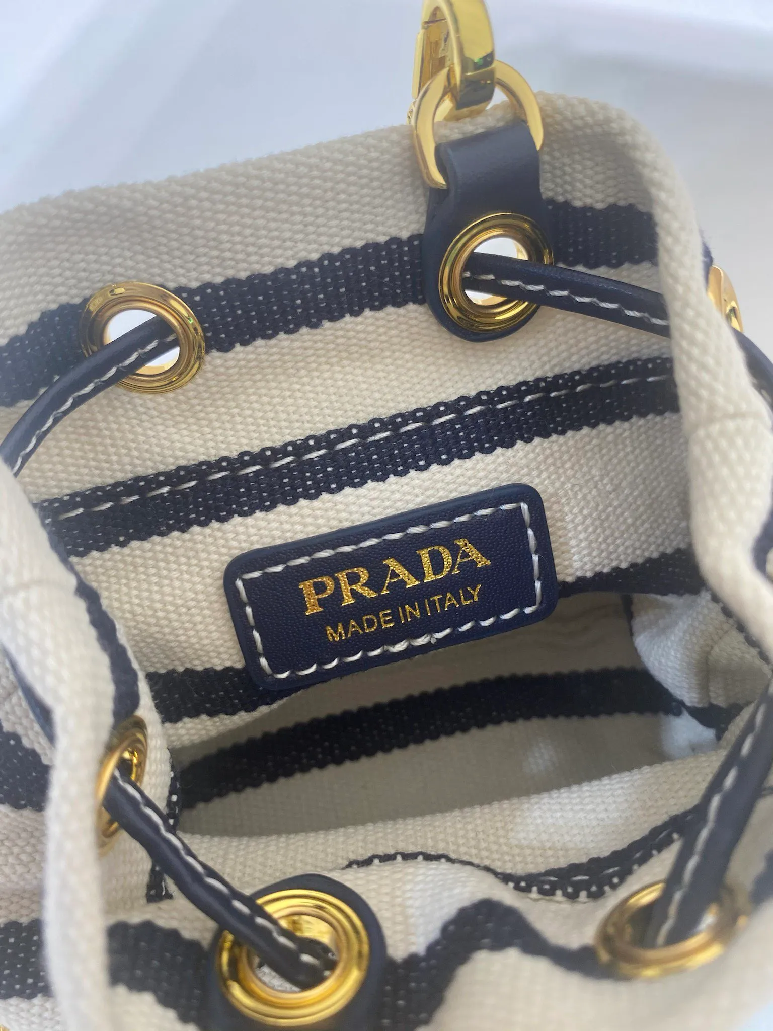 💰780🎉Mini bucket🎉1NR016 striped style🎉🎉 This mini bag is a new interpretation of classic nautical style elements, presenting an elegant summer texture and exquisite details. Made of striped fabric, the design at the bottom is inspired by espadrilles, with leather drawstrings and delicate removable shoulder straps. It’s so cute😘It’s cute and cool, don’t you feel excited?😘😘A must-have for summer, beauties, hurry up and get it. Another one that will always be popular🎉🎉length 9x height 9.5x bottom 6cm🎉🎉🎉💰💰💰