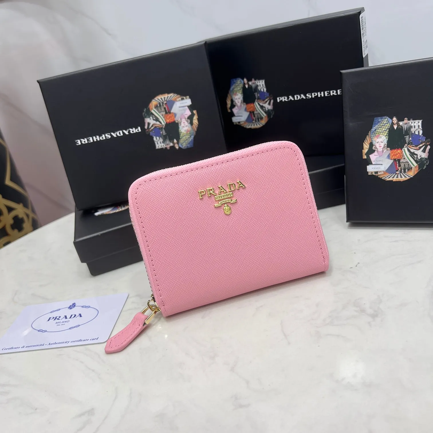 Batch 150 PRADA👏👏Hot-selling men’s card holder💼The latest style at the counter, synchronized with the official website, genuine product development, Italian top-quality original single cross-grain cowhide with excellent texture, threaded lining and imported hardware accessories! Exquisite wiring is even and neat, the oil edges are smooth, No.: LM207, Size: 10cm long, 8cm high, Color: red, black, plum red, blue, pink