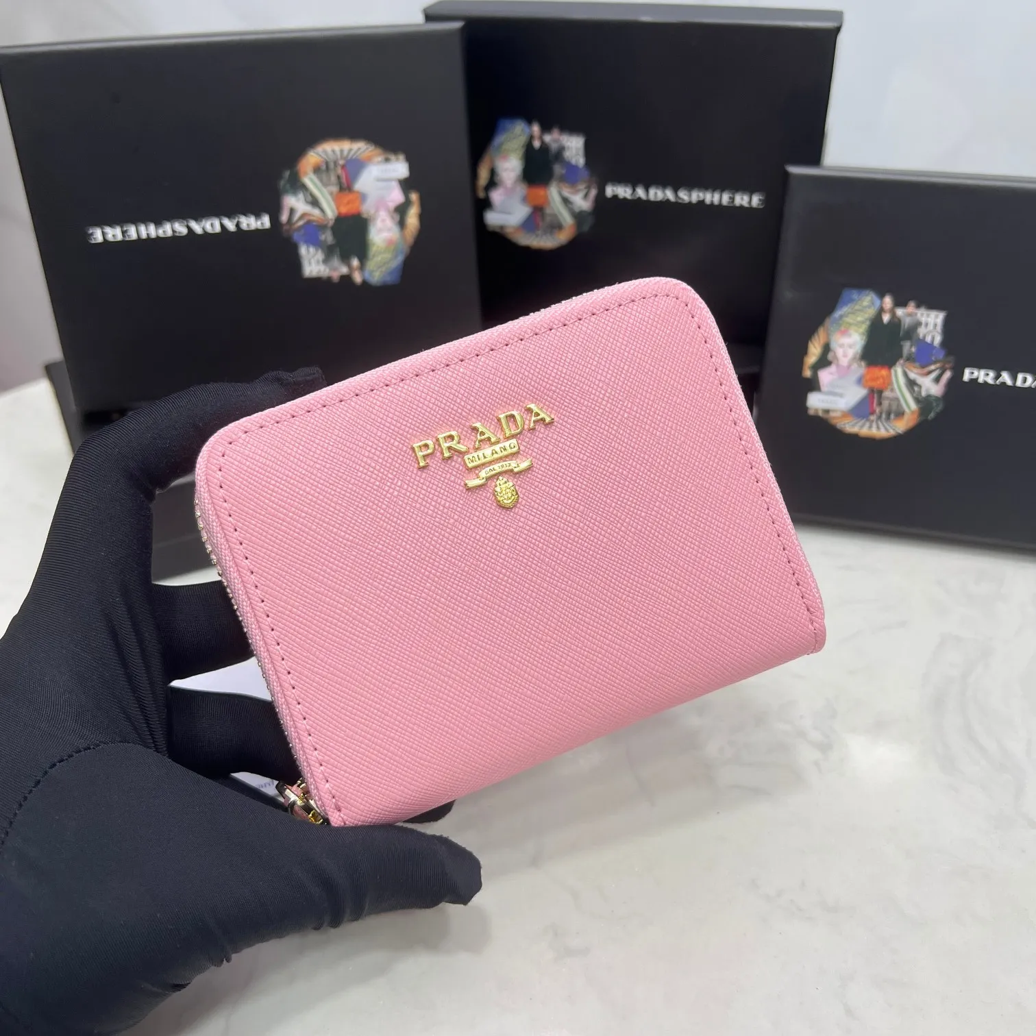 Batch 150 PRADA👏👏Hot-selling men’s card holder💼The latest style at the counter, synchronized with the official website, genuine product development, Italian top-quality original single cross-grain cowhide with excellent texture, threaded lining and imported hardware accessories! Exquisite wiring is even and neat, the oil edges are smooth, No.: LM207, Size: 10cm long, 8cm high, Color: red, black, plum red, blue, pink