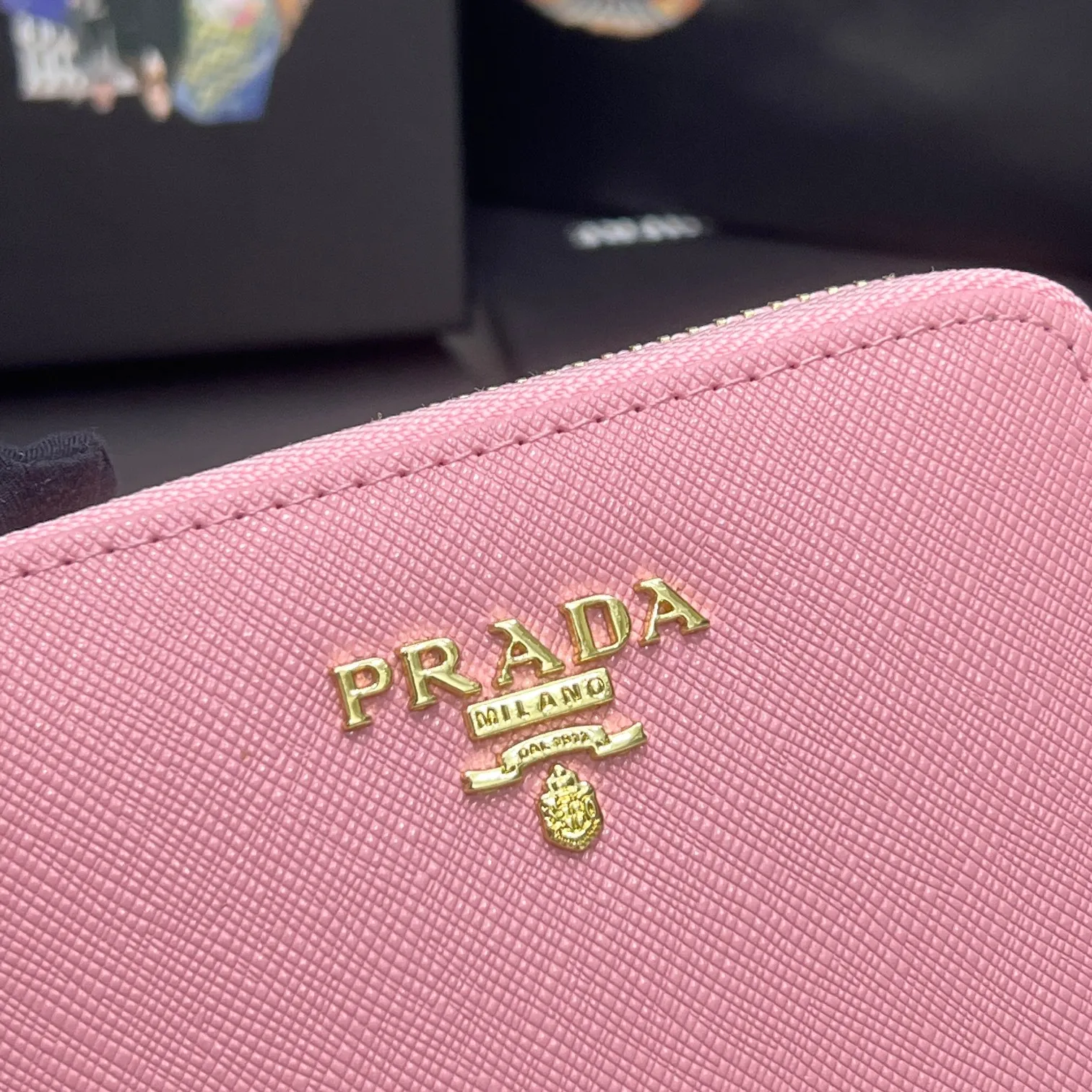 Batch 150 PRADA👏👏Hot-selling men’s card holder💼The latest style at the counter, synchronized with the official website, genuine product development, Italian top-quality original single cross-grain cowhide with excellent texture, threaded lining and imported hardware accessories! Exquisite wiring is even and neat, the oil edges are smooth, No.: LM207, Size: 10cm long, 8cm high, Color: red, black, plum red, blue, pink
