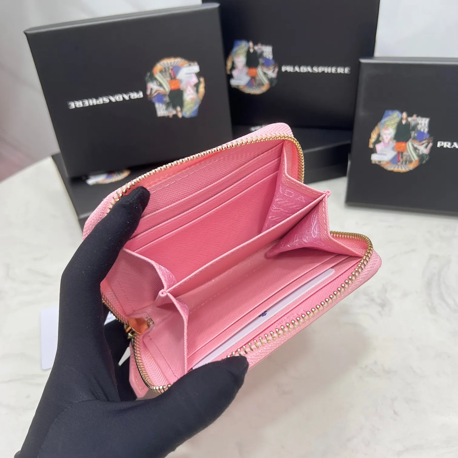 Batch 150 PRADA👏👏Hot-selling men’s card holder💼The latest style at the counter, synchronized with the official website, genuine product development, Italian top-quality original single cross-grain cowhide with excellent texture, threaded lining and imported hardware accessories! Exquisite wiring is even and neat, the oil edges are smooth, No.: LM207, Size: 10cm long, 8cm high, Color: red, black, plum red, blue, pink