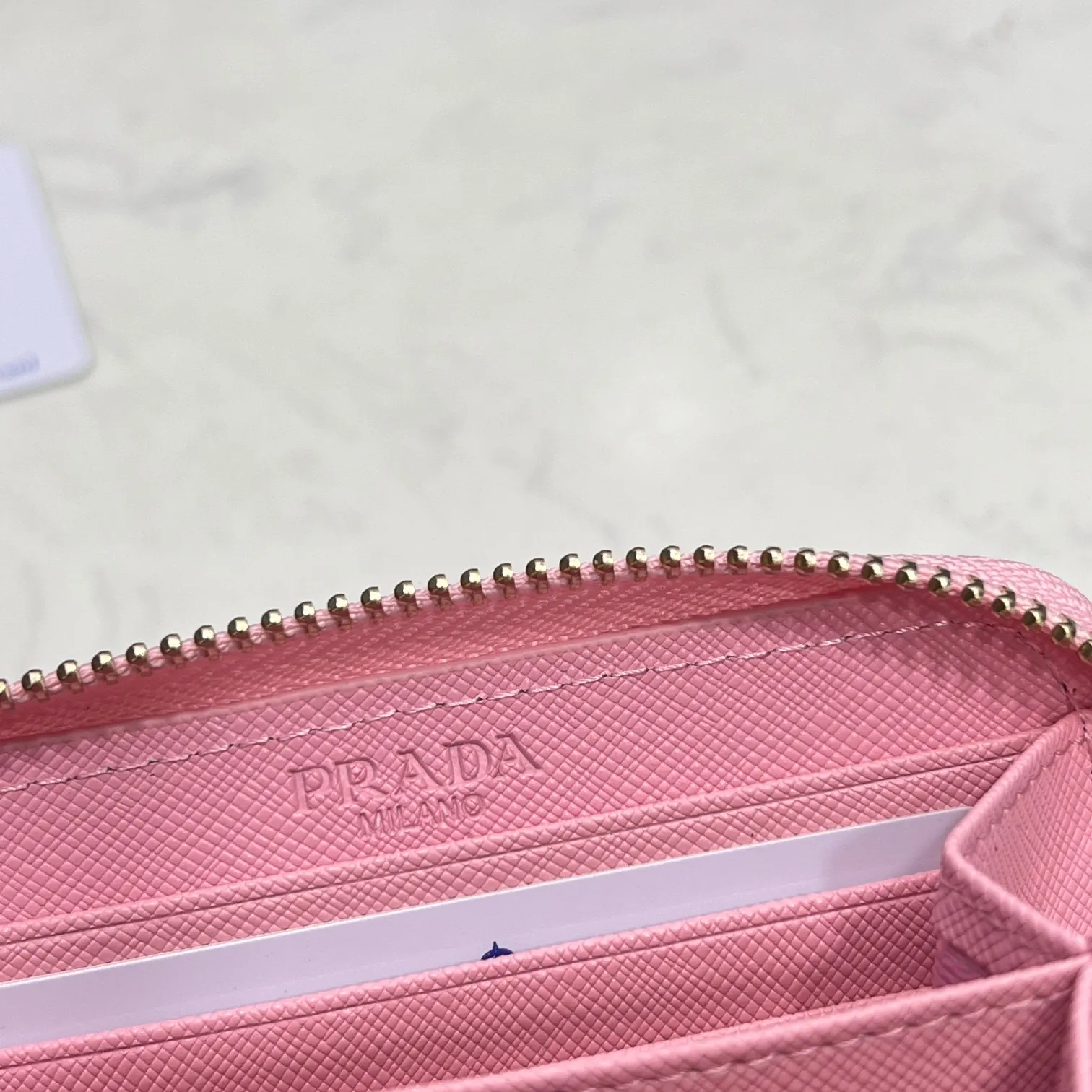 Batch 150 PRADA👏👏Hot-selling men’s card holder💼The latest style at the counter, synchronized with the official website, genuine product development, Italian top-quality original single cross-grain cowhide with excellent texture, threaded lining and imported hardware accessories! Exquisite wiring is even and neat, the oil edges are smooth, No.: LM207, Size: 10cm long, 8cm high, Color: red, black, plum red, blue, pink