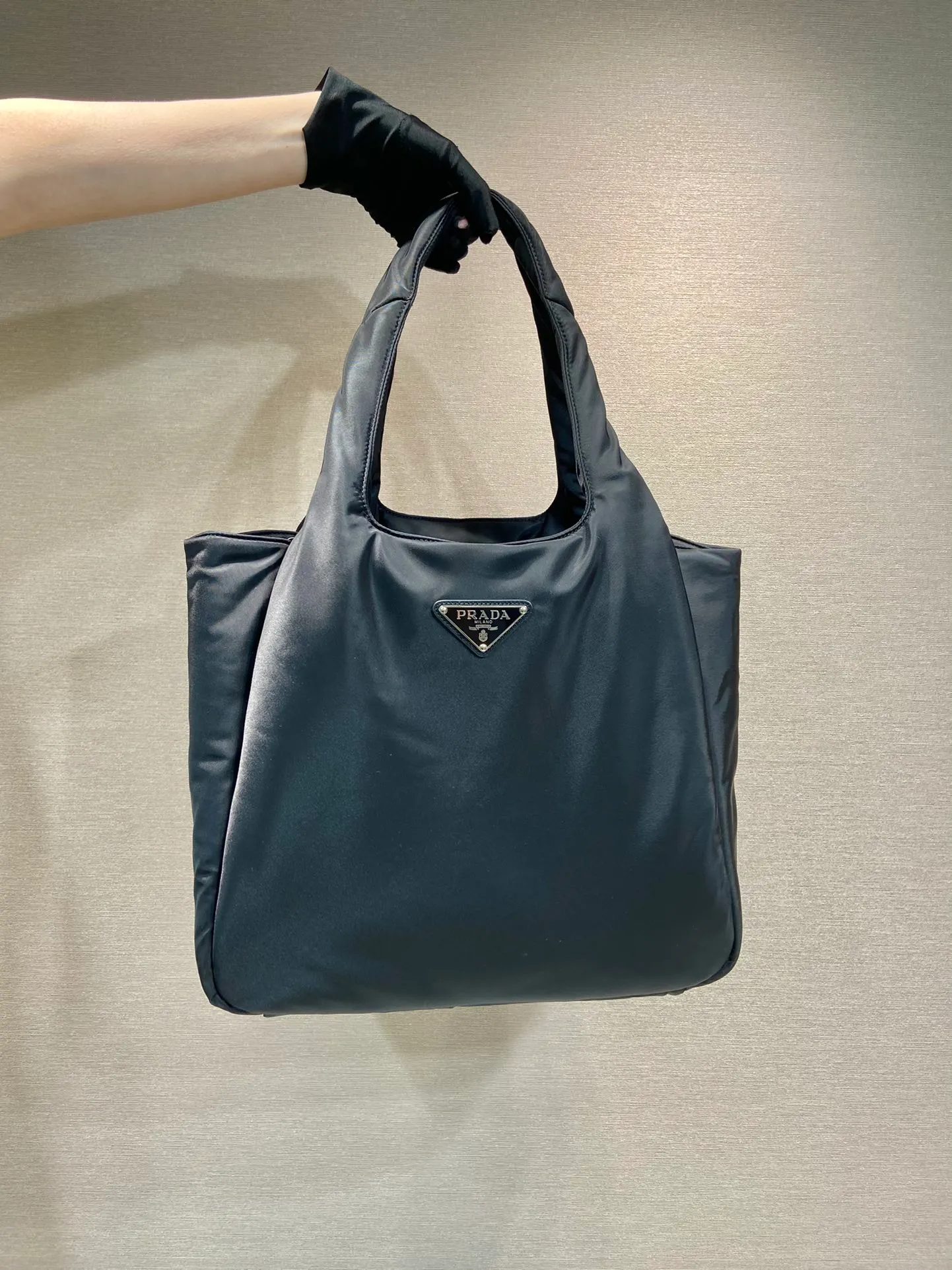 💰1260🎉Extra large tote bag🎉1BG449 nylon fabric🎉🎉 This tote bag style handbag is made of imported nylon fabric, simple and very soft to the touch, casual and fashionable, with double handles and magnetic buckles. Open the bag to reveal the nylon lining and three compartments. The space capacity is very large and lightweight🎉🎉Can be carried on the shoulder🎉🎉If you like babies, hurry up and get it🎉🎉 Length 38x Height 34x Bottom 17cm🎉🎉🎉🍊🍊🍊