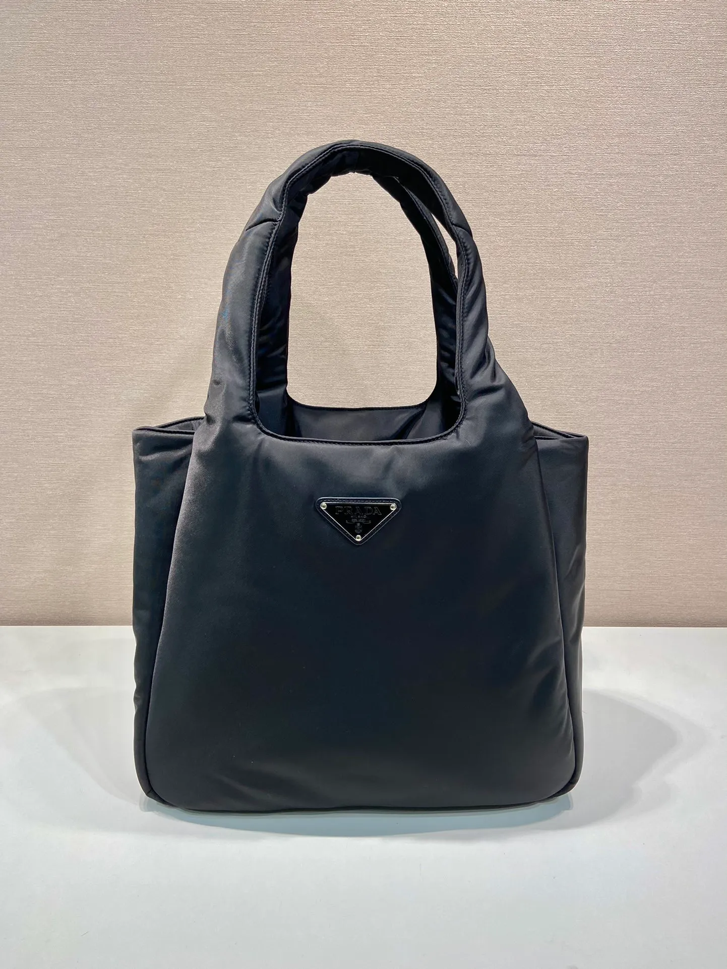 💰1260🎉Extra large tote bag🎉1BG449 nylon fabric🎉🎉 This tote bag style handbag is made of imported nylon fabric, simple and very soft to the touch, casual and fashionable, with double handles and magnetic buckles. Open the bag to reveal the nylon lining and three compartments. The space capacity is very large and lightweight🎉🎉Can be carried on the shoulder🎉🎉If you like babies, hurry up and get it🎉🎉 Length 38x Height 34x Bottom 17cm🎉🎉🎉🍊🍊🍊